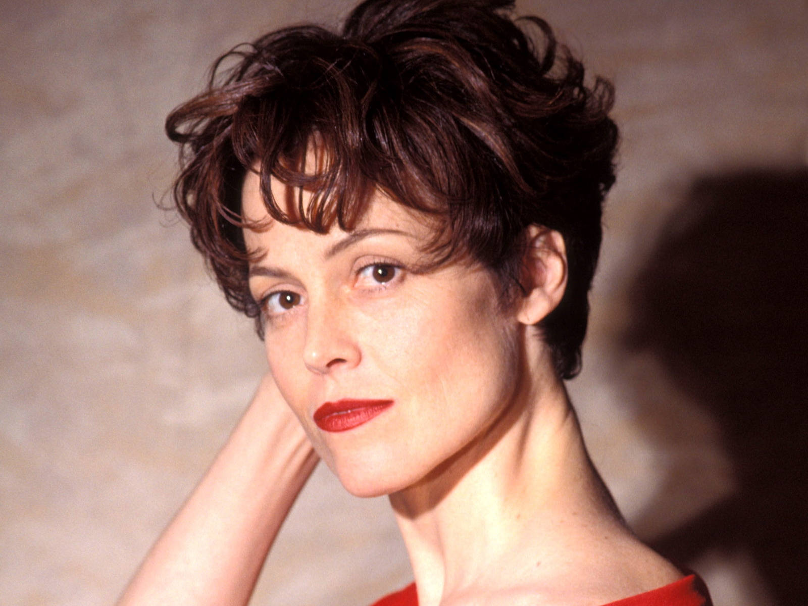 Sigourney Weaver, short dark curly hair, red lipstick, HD Desktop Wallpaper
