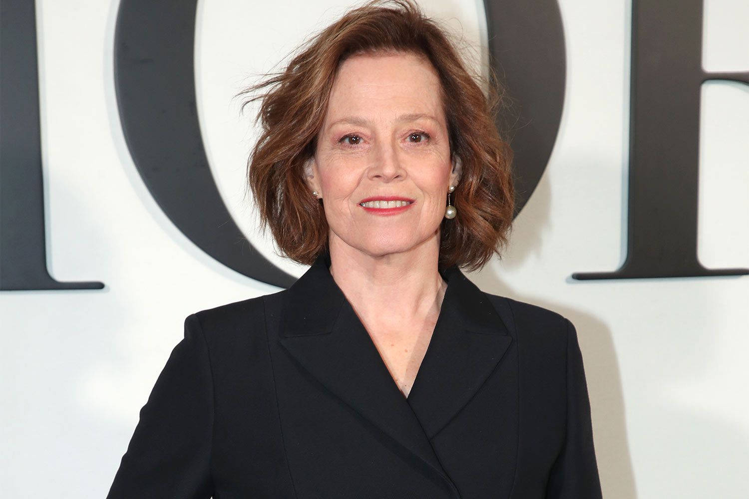 Sigourney Weaver, black blazer, white wall, HD Desktop Wallpaper
