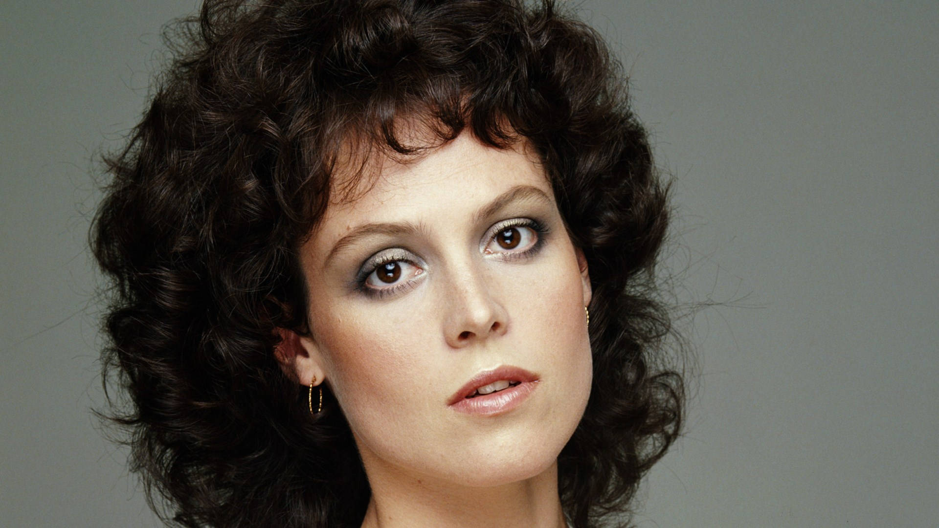 Sigourney Weaver, old fashioned hair, voluminous dark curls, Full HD Desktop Wallpaper