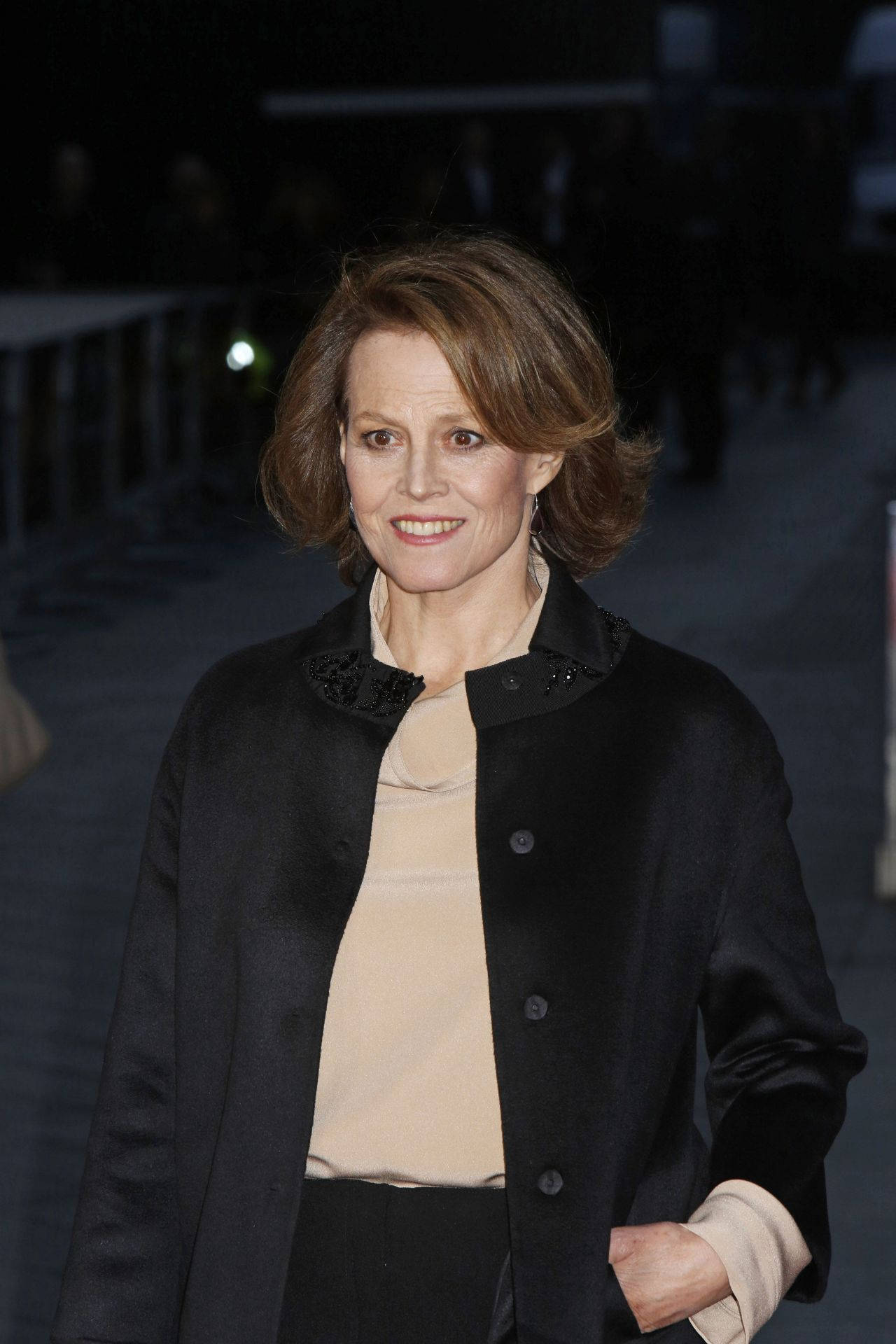 Sigourney Weaver, black coat, beige top, Full HD Phone Wallpaper