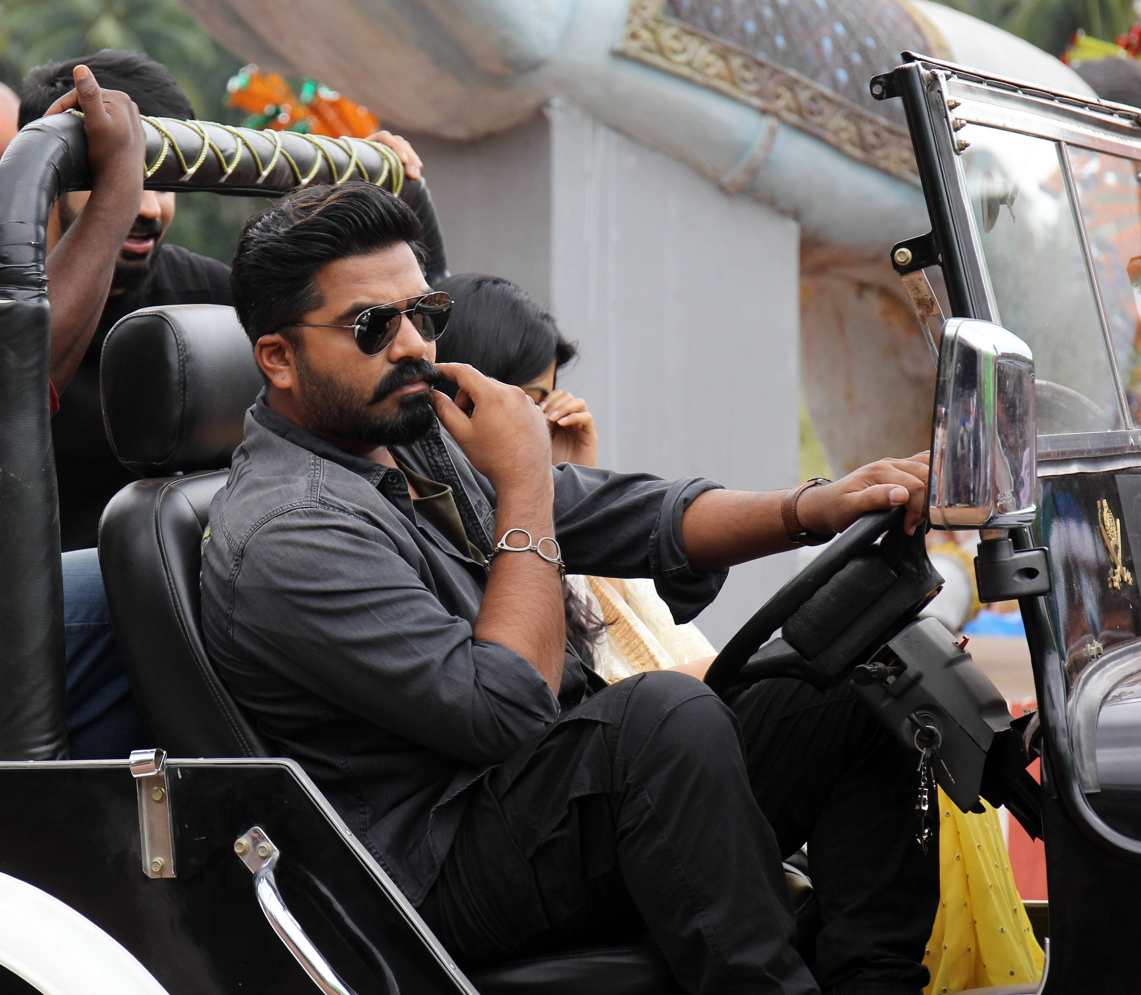Simbu, black auto-rickshaw, beard, 2K Desktop Wallpaper