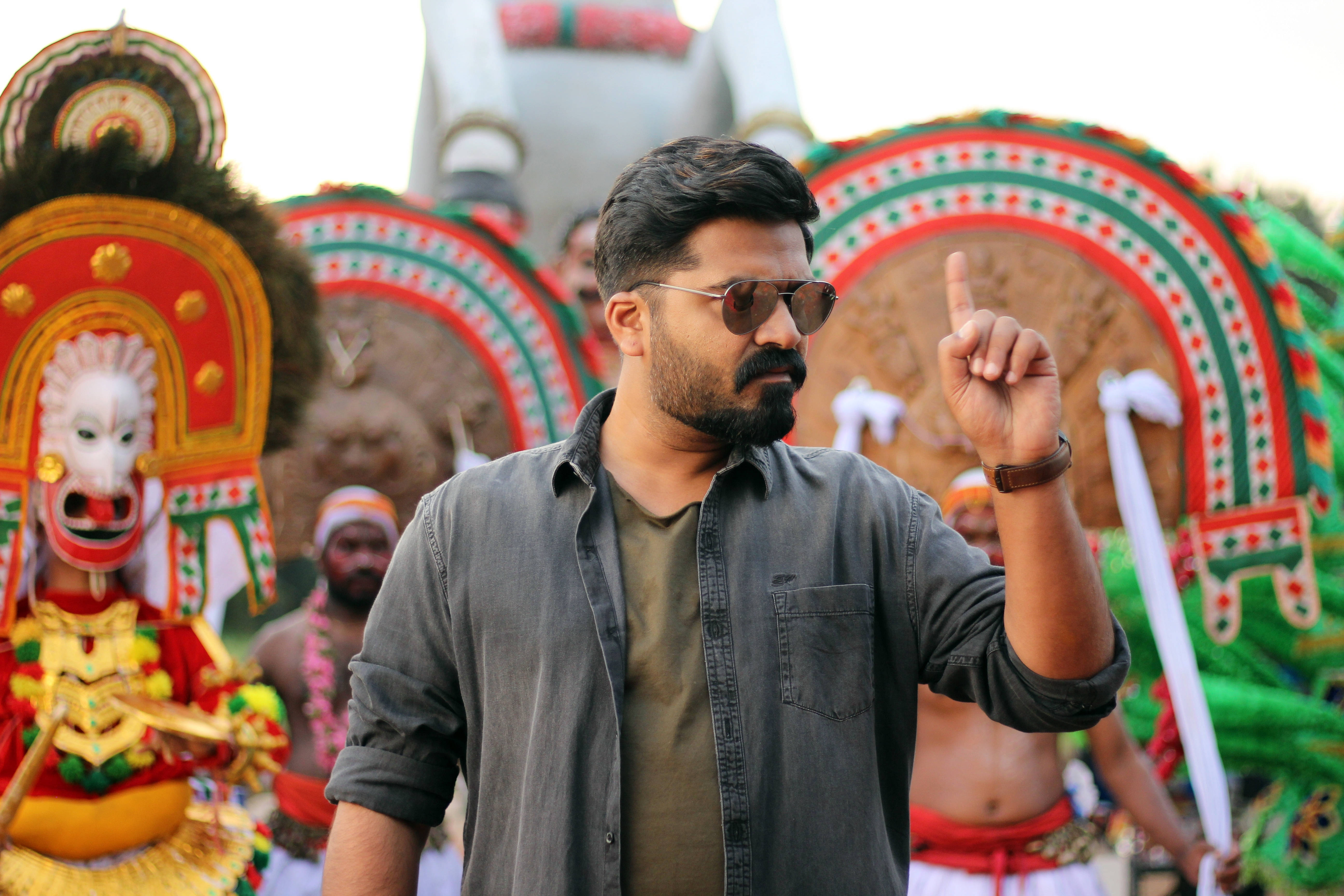 Simbu, index finger up, sunglasses, 5K Desktop Wallpaper