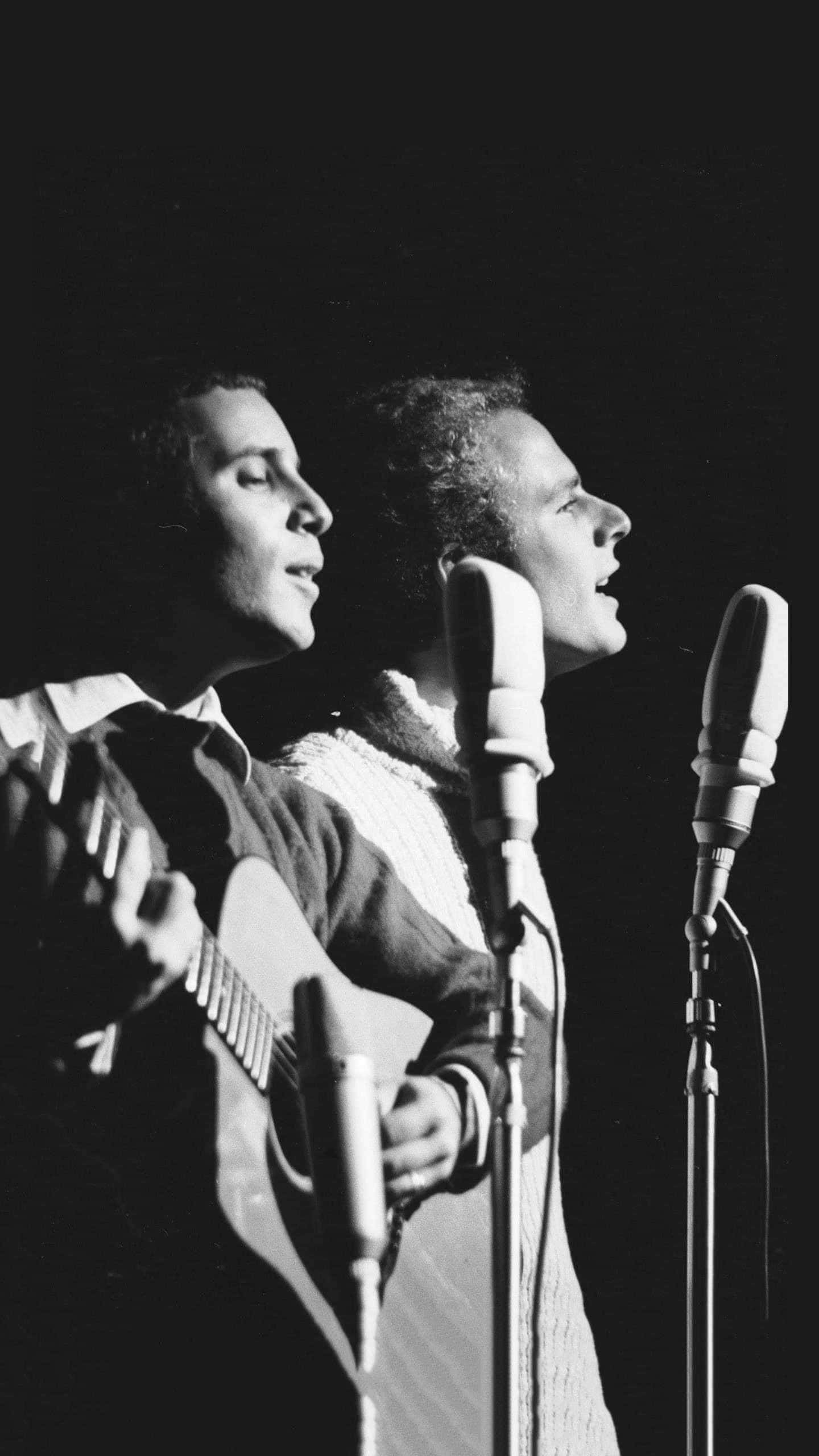 Simon And Garfunkel, concert, vintage microphones, 2K Phone Wallpaper