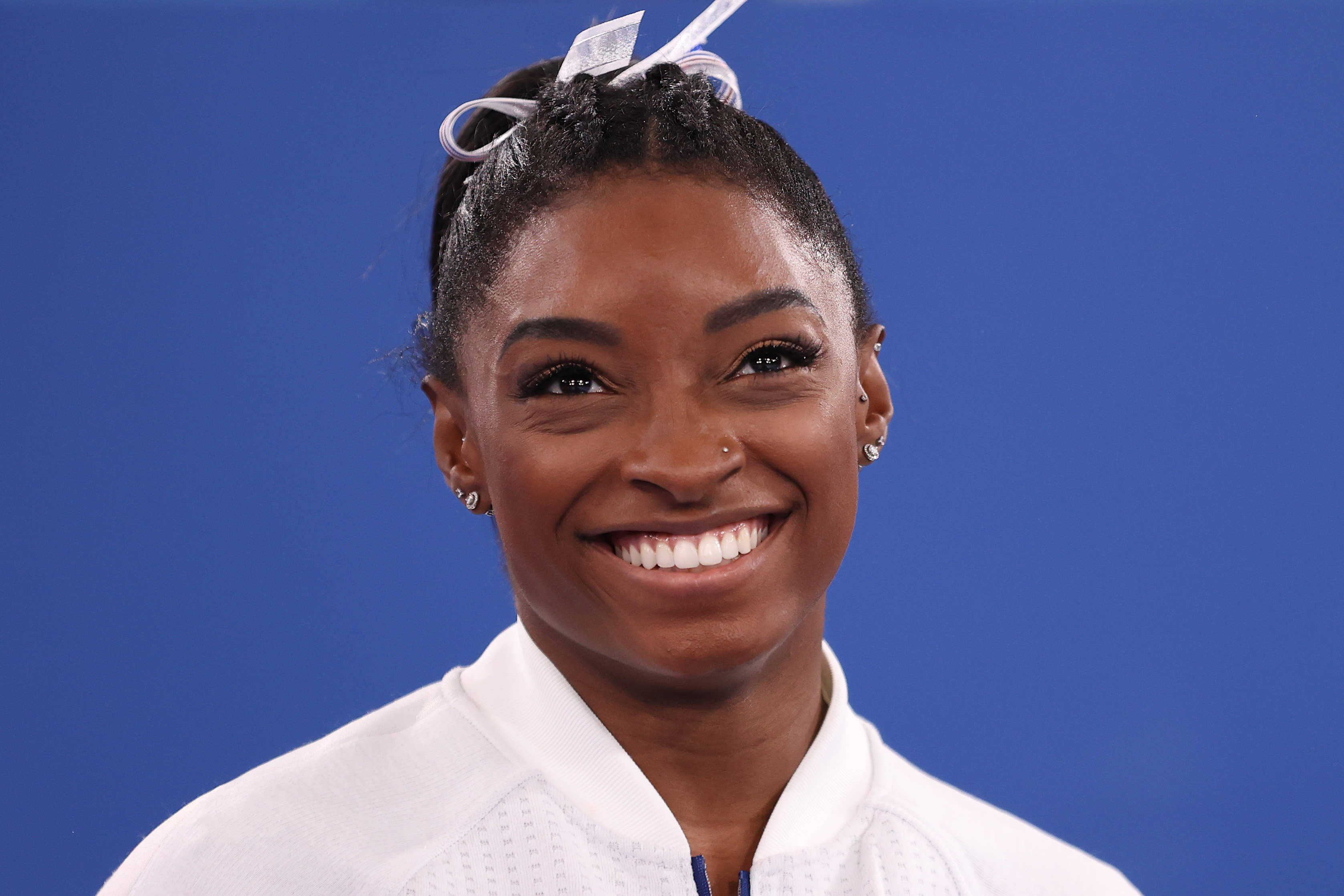 Simon Biles, blue backdrop, white bow, 2K Desktop Wallpaper