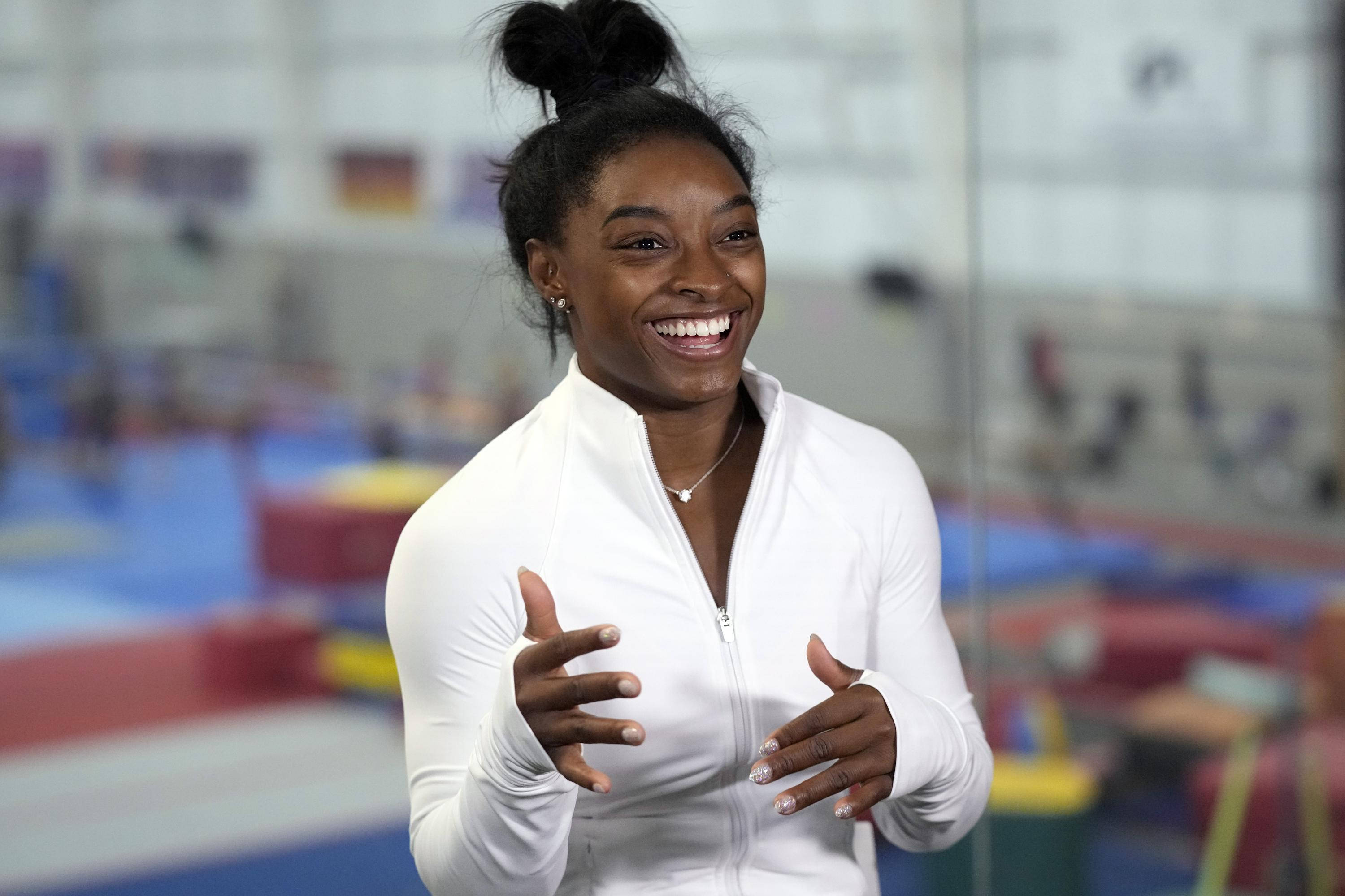 Simon Biles, white zip-up, gymnasium, 2K Desktop Wallpaper