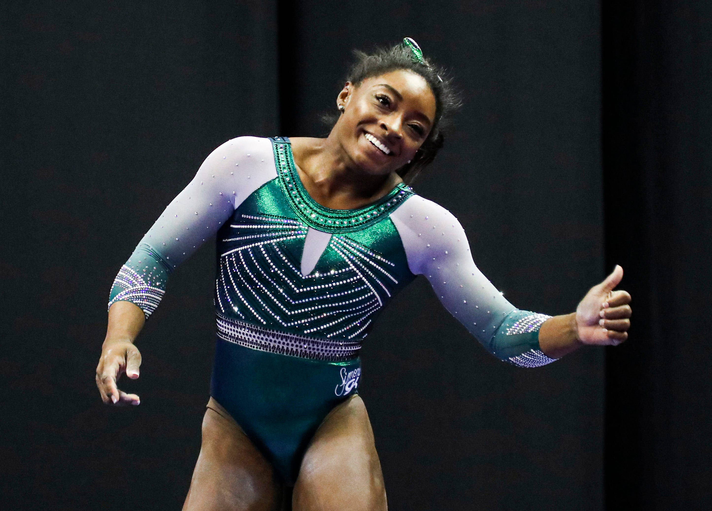 Simon Biles, green and purple leotard, sparkling, 2K Desktop Wallpaper