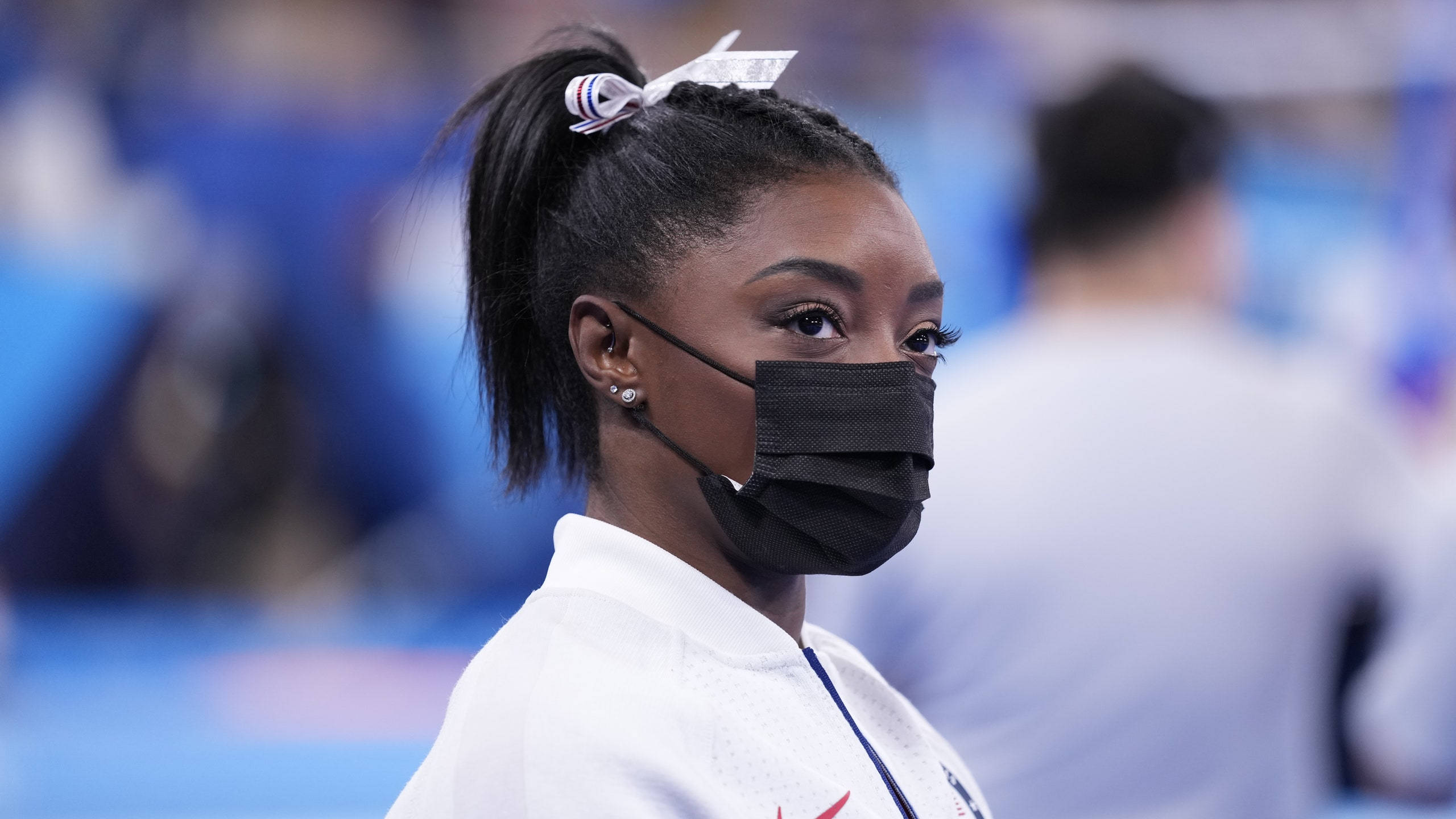 Simon Biles, white uniform, black face mask, 2K Desktop Wallpaper