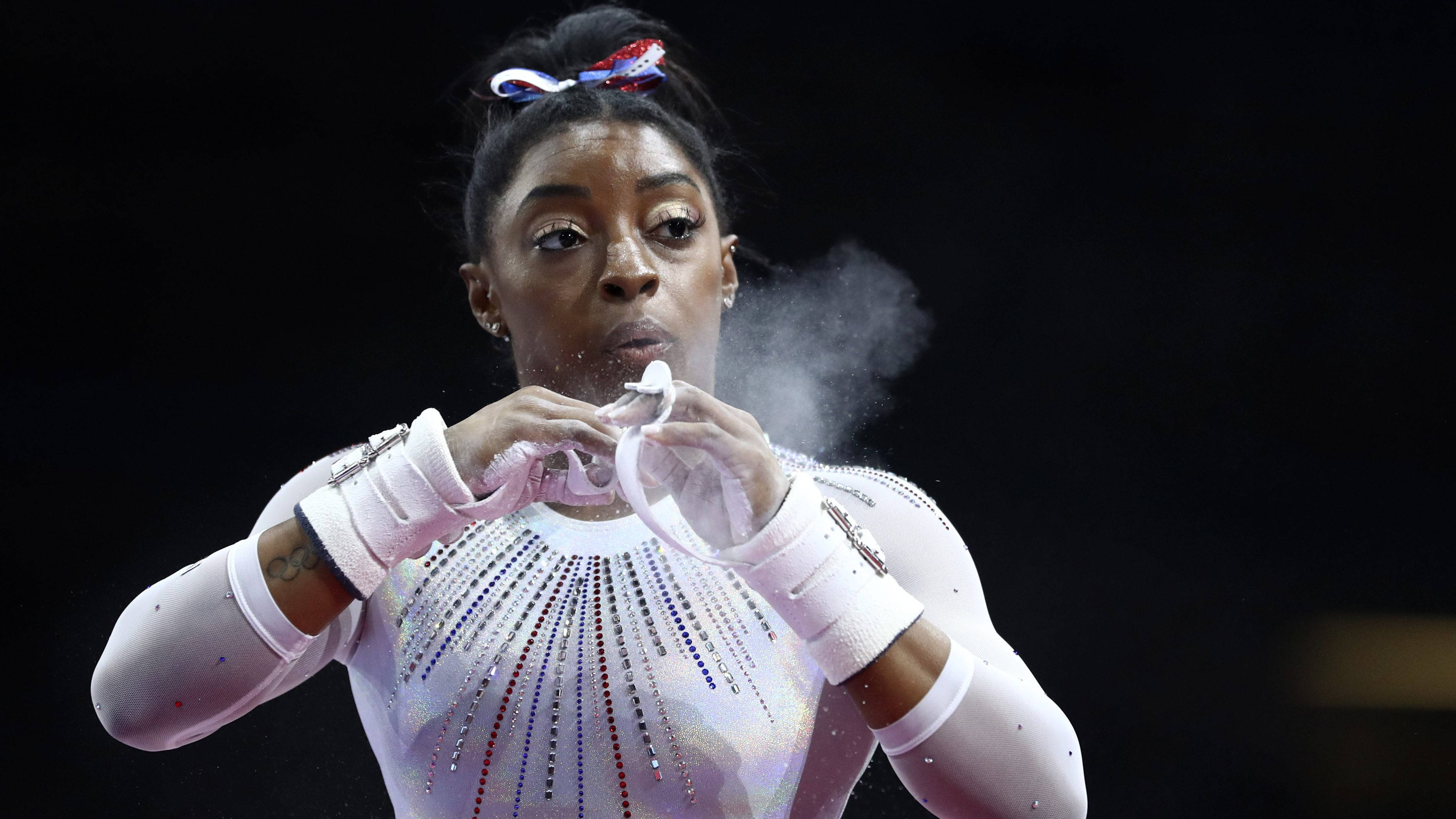 Simon Biles, white leotard, sparkling, 2K Desktop Wallpaper