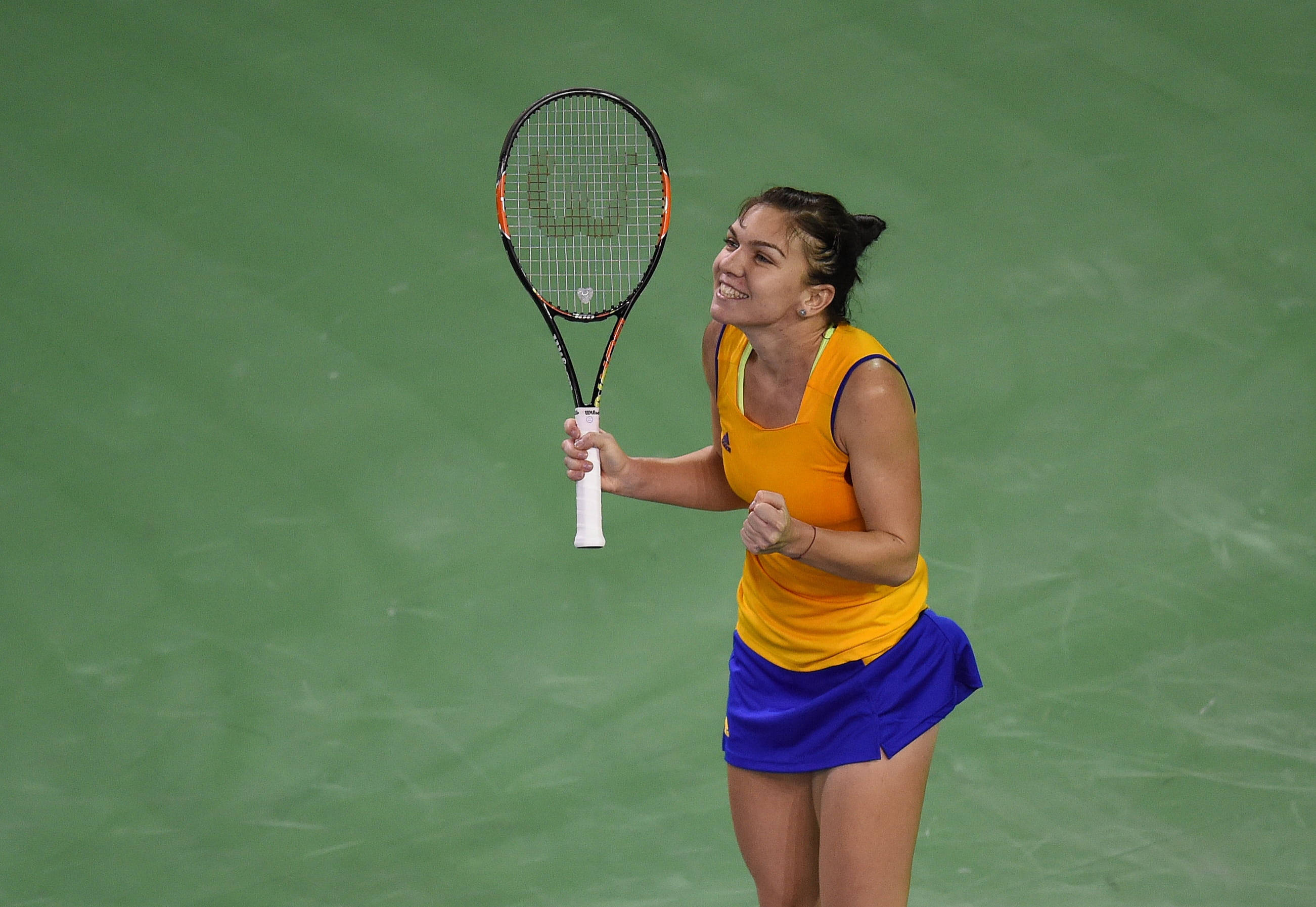 Simona Halep, orange and blue, green court, 2K Desktop Wallpaper