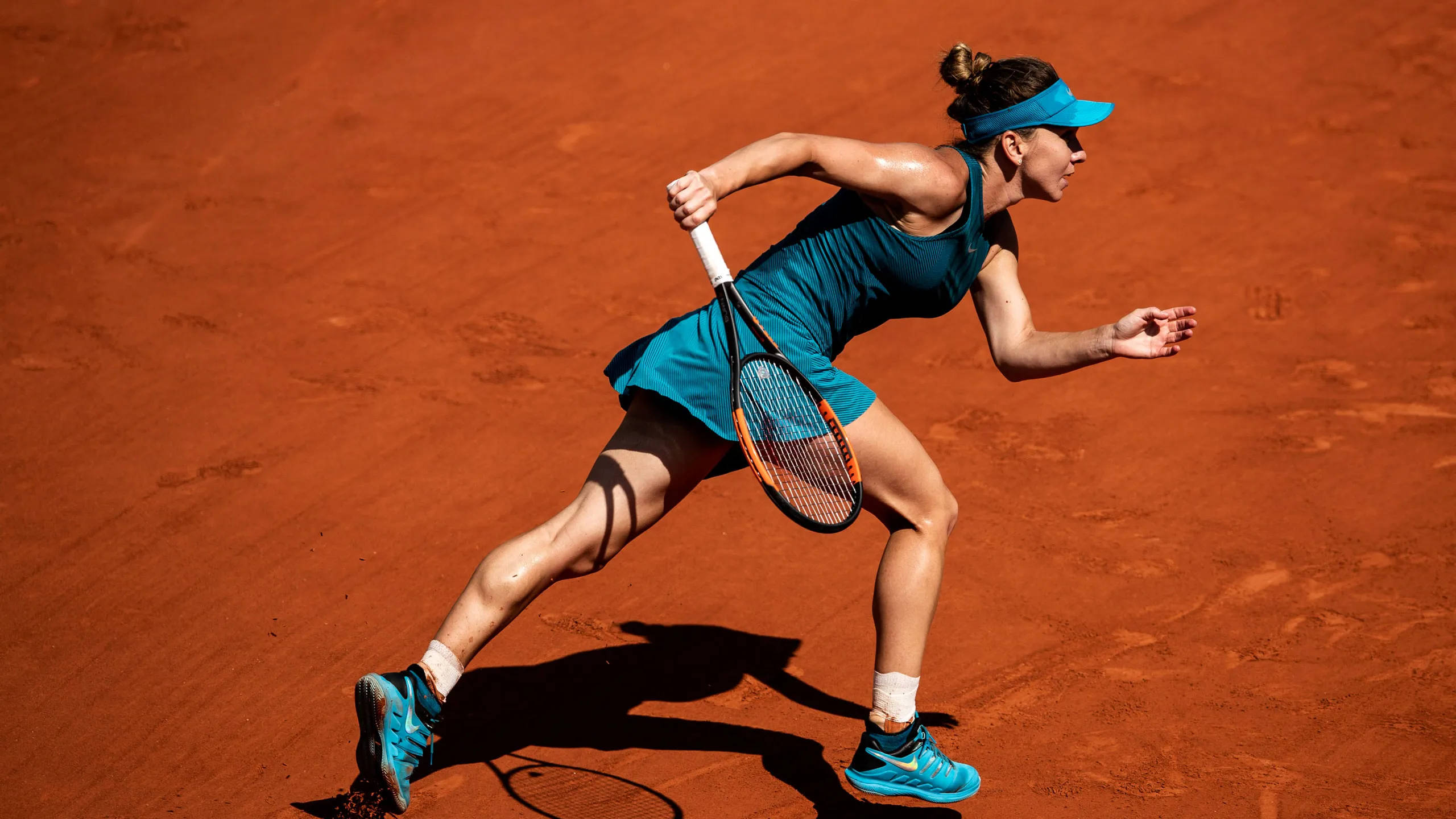 Simona Halep, teal outfit, sunlit red clay court, 2K Desktop Wallpaper