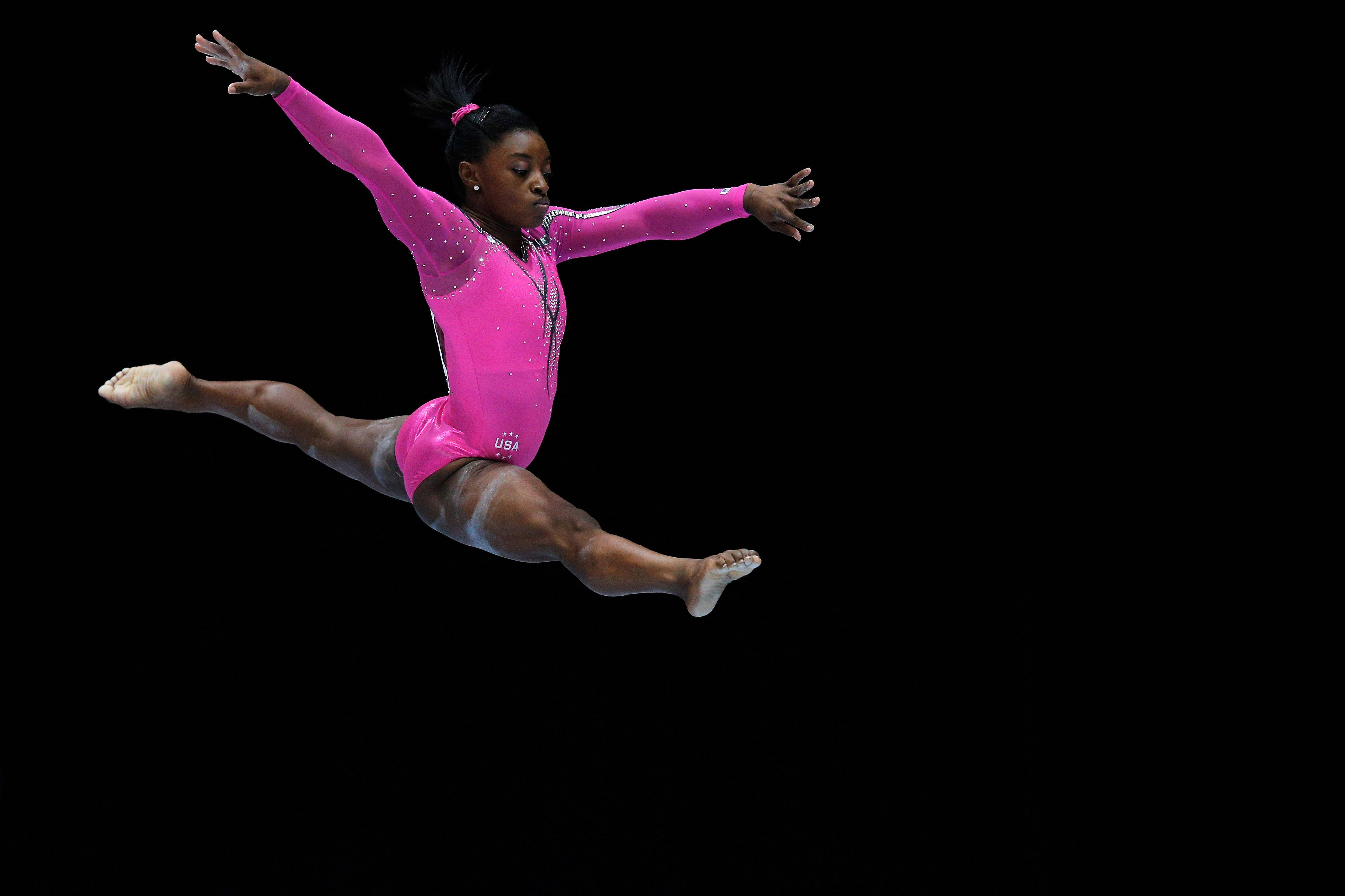 Simone Biles, sparkling pink leotard, split leap, 5K Desktop Wallpaper