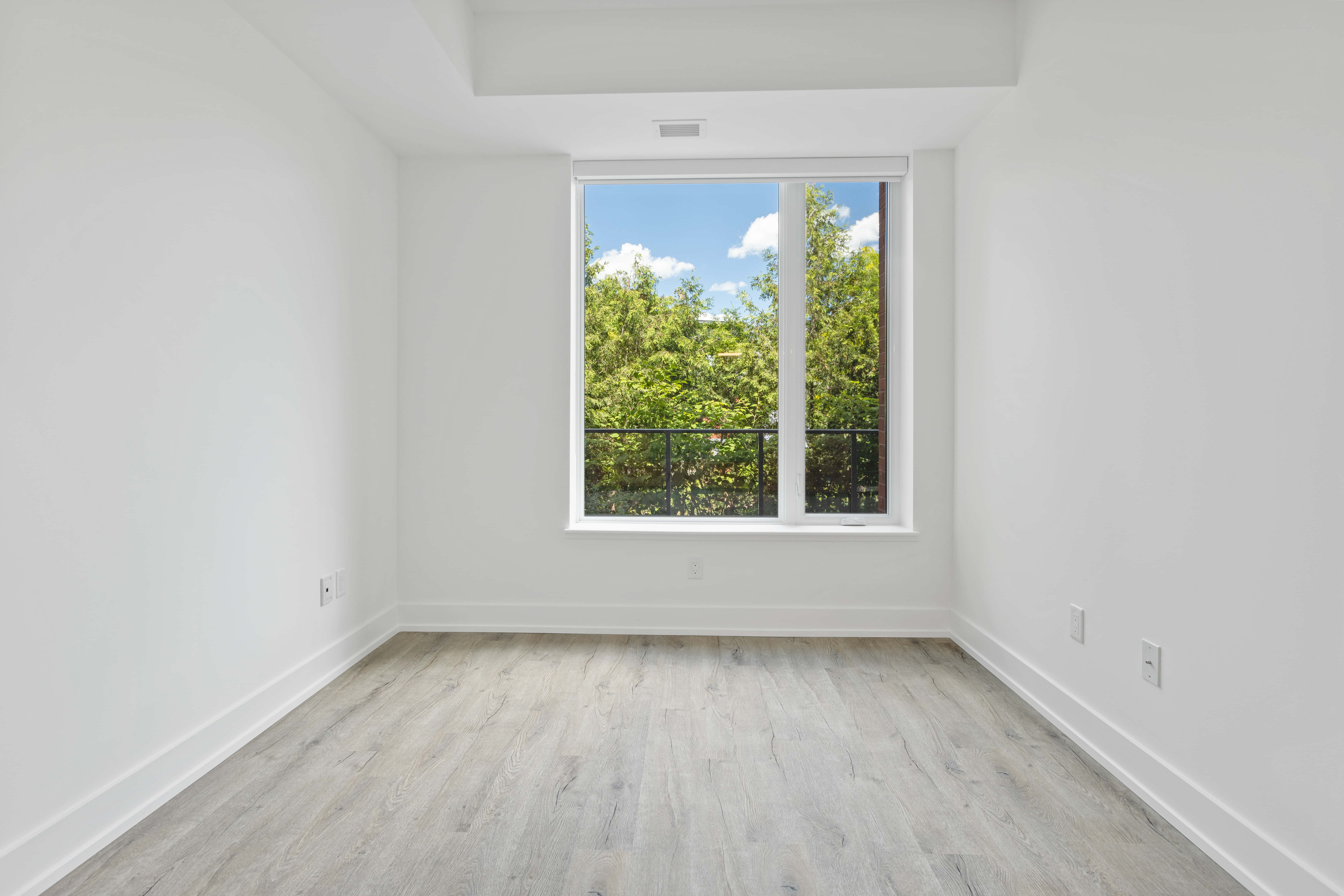 empty room, white walls, light wood floors, 5K Desktop Wallpaper