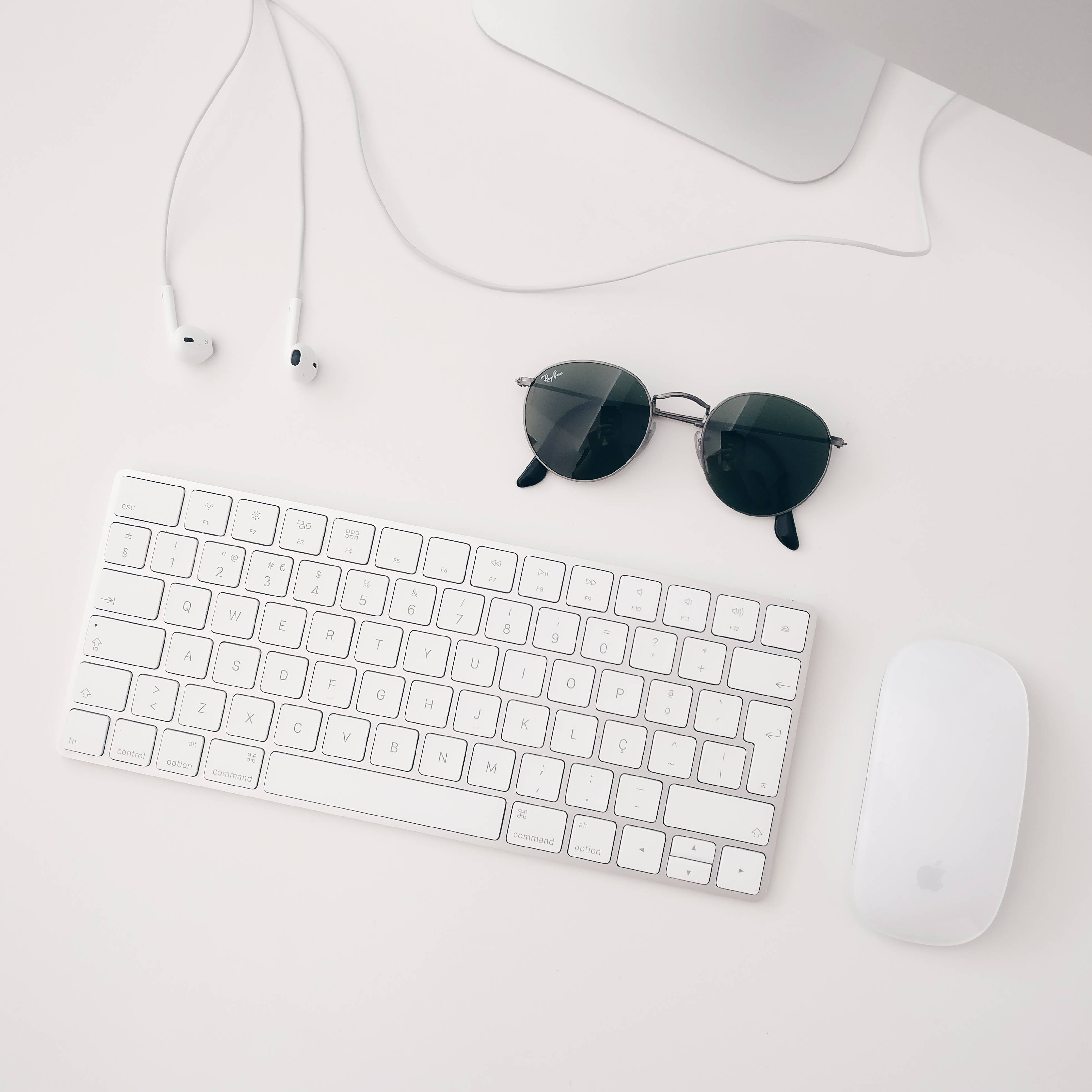white apple mac, minimalist white desk setup, keyboard, 2K Desktop Wallpaper