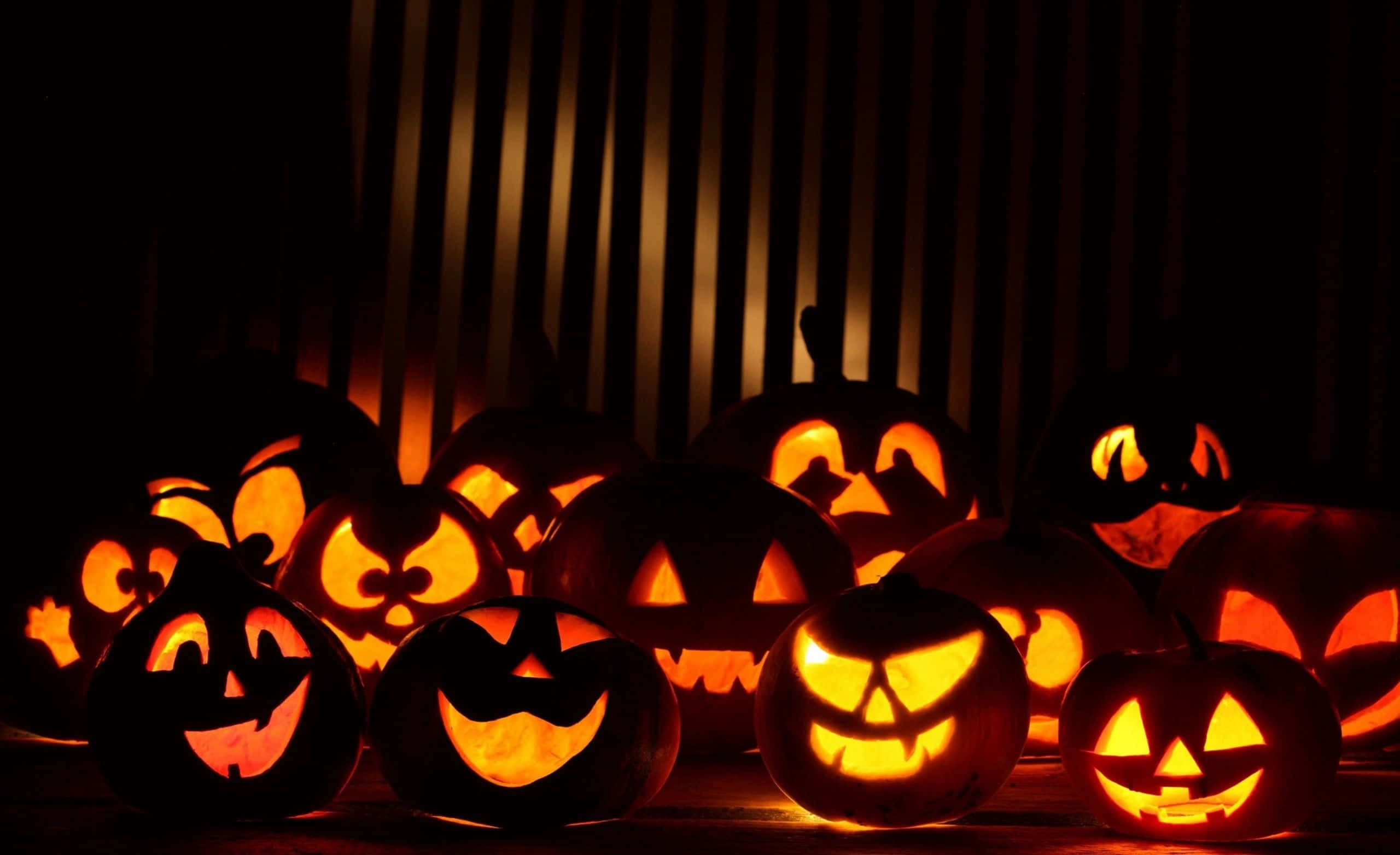 jack-o'-lanterns, carved faces, dark room, 2K Desktop Wallpaper