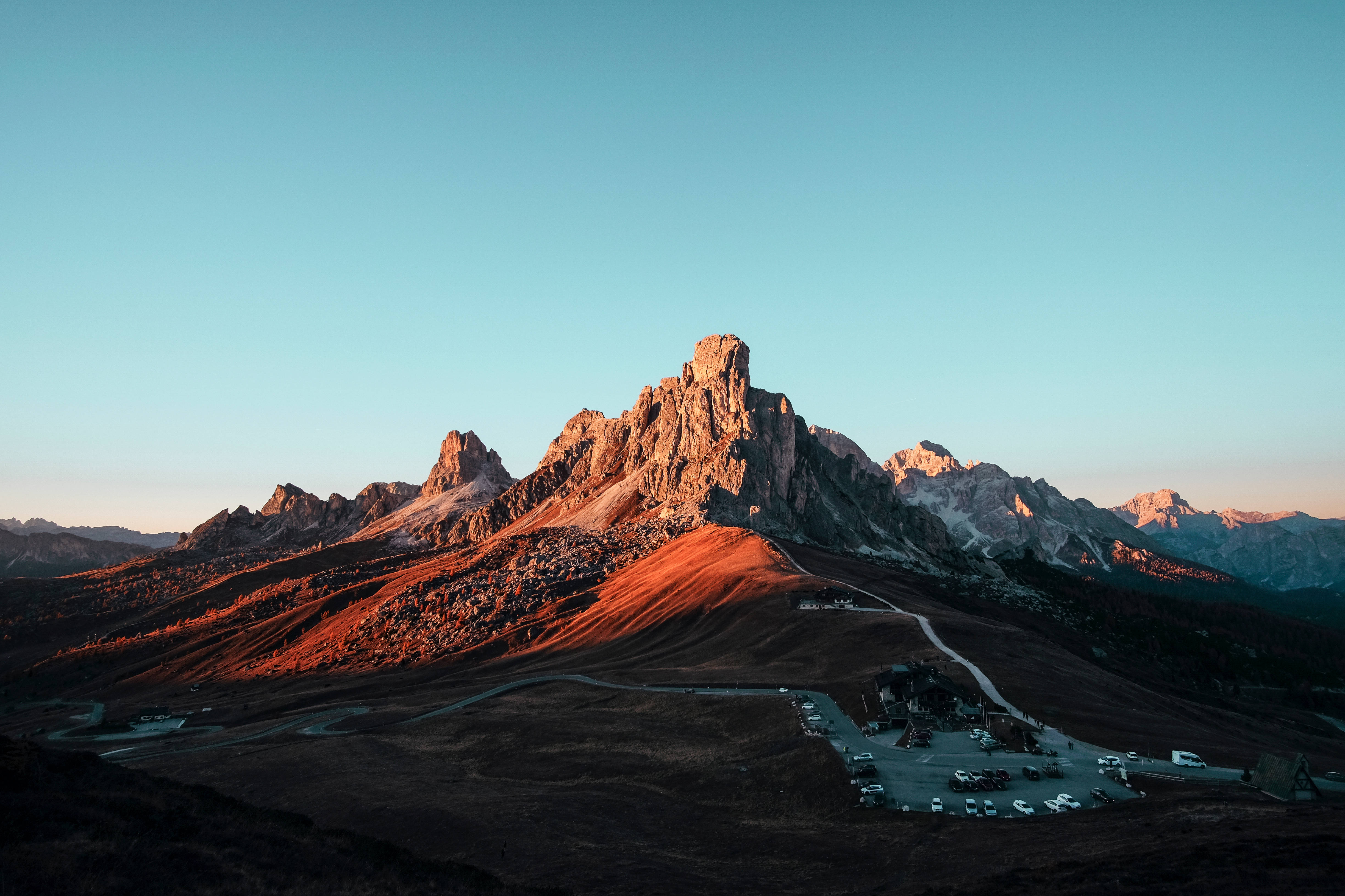 Mountain Range Mac 4K, jagged mountain peaks, warm orange light, 4K Desktop Wallpaper