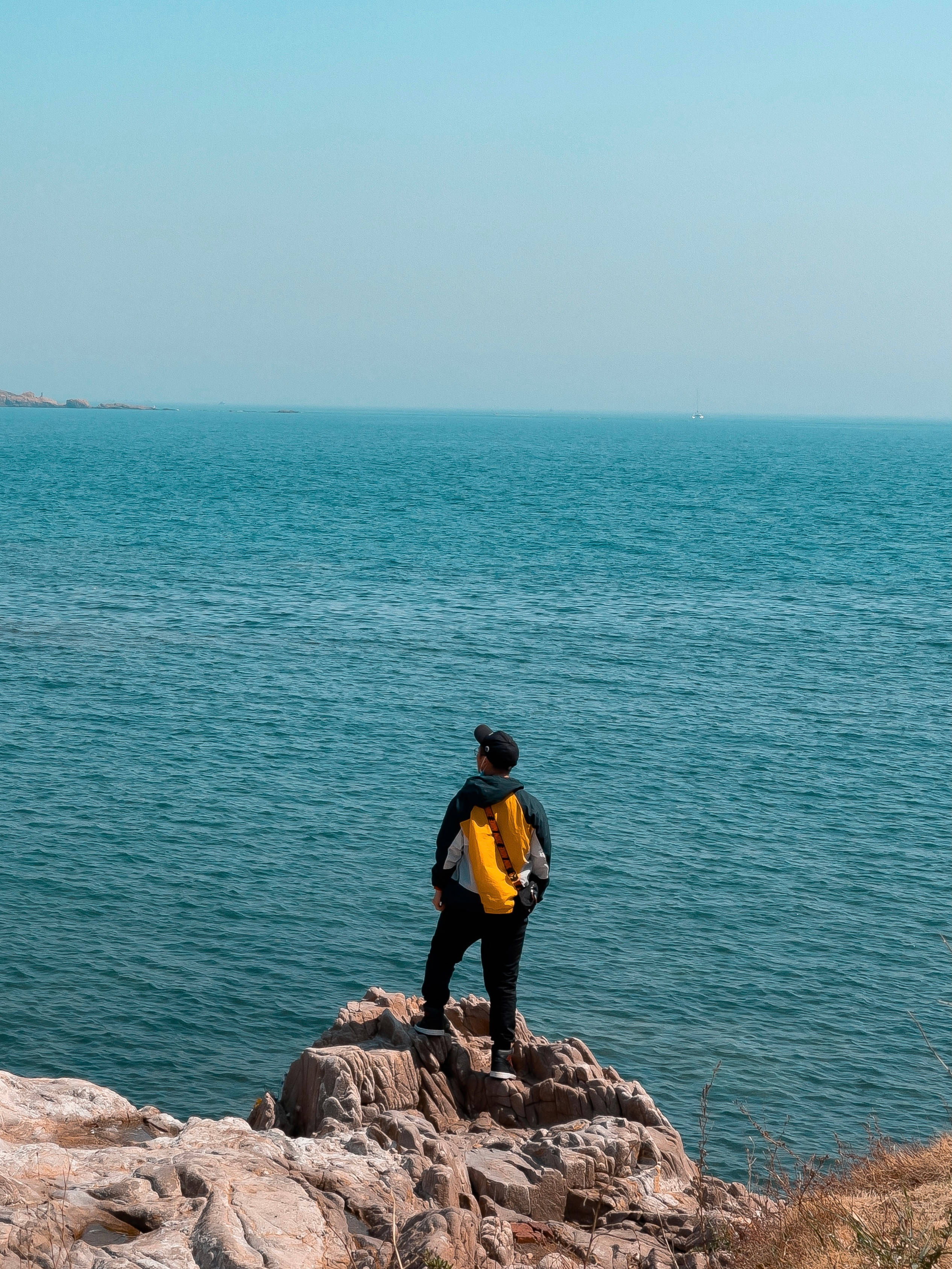 Single Boy, blue ocean, rocky cliff, 2K Phone Wallpaper