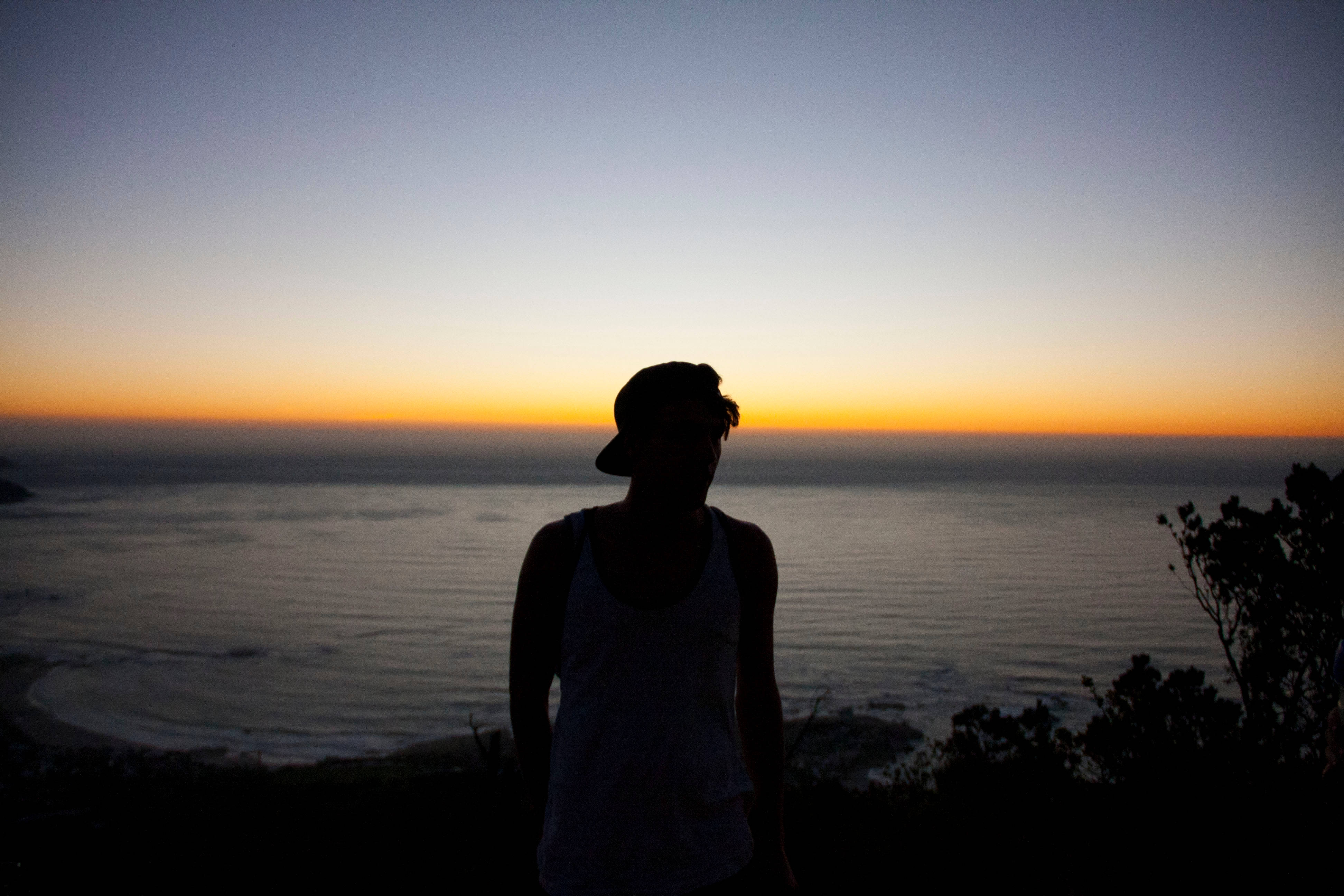 silhouette, person in a hat, cliff, 4K Desktop Wallpaper