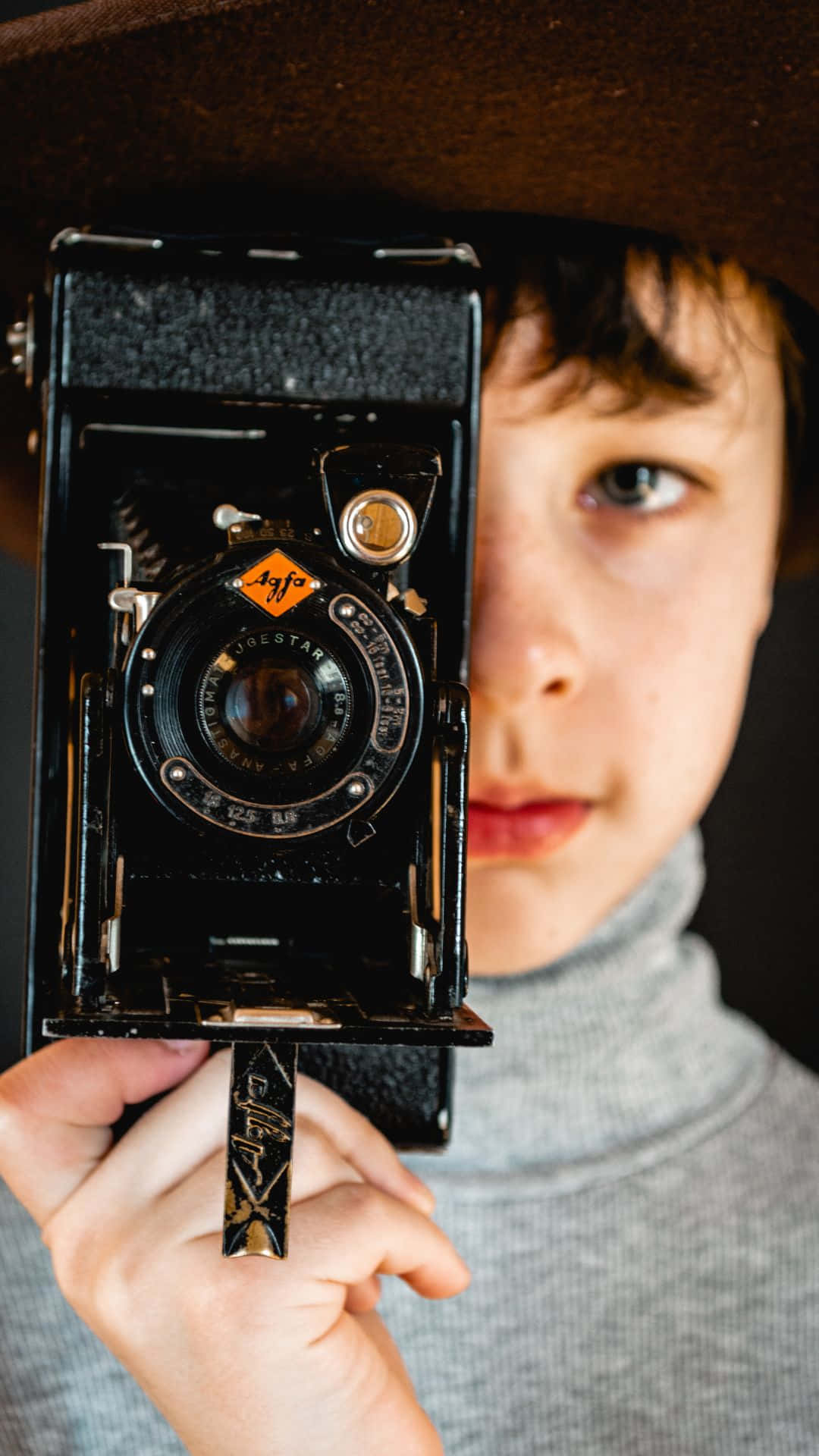 retro camera, brown hat, vintage black camera, Full HD Phone Wallpaper