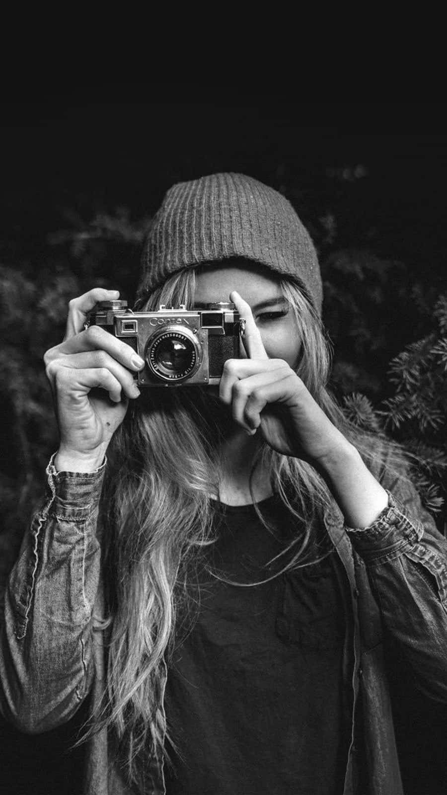vintage camera, beanie, dark blurred foliage background, HD Phone Wallpaper