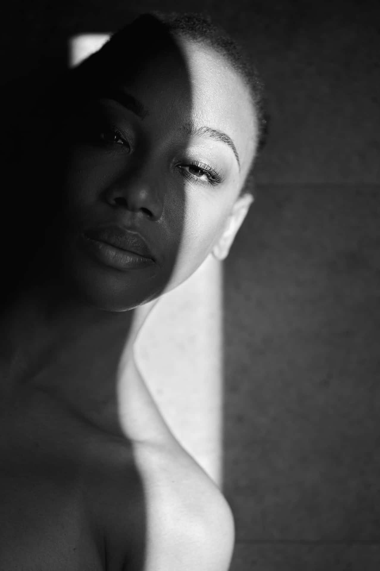 monochrome portrait, woman, dramatic lighting, Full HD Phone Wallpaper