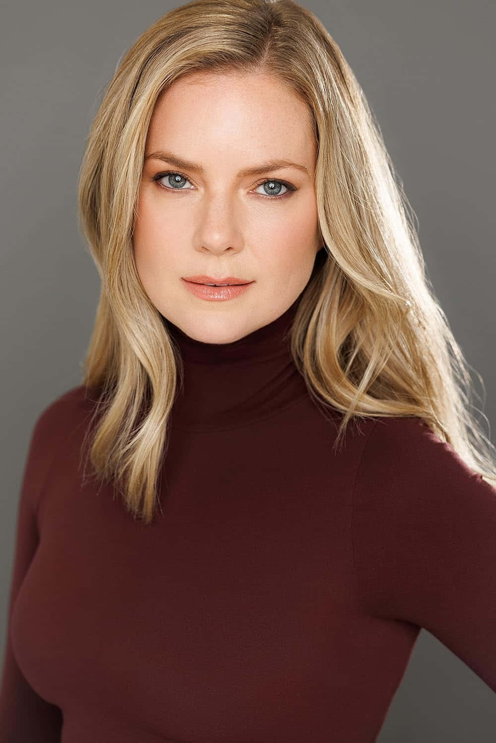 blonde woman, blue eyes, maroon turtleneck, HD Phone Wallpaper