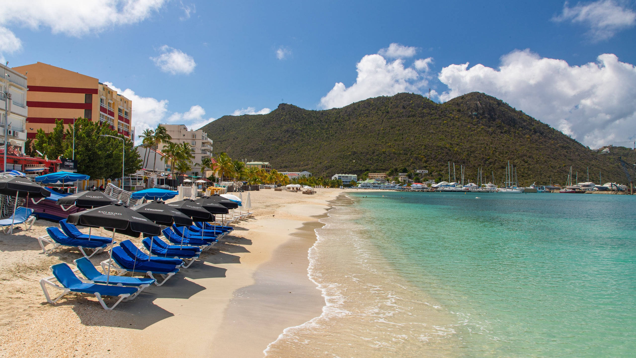 beach chairs, blue lounge chairs, turquoise water, 2K Desktop Wallpaper