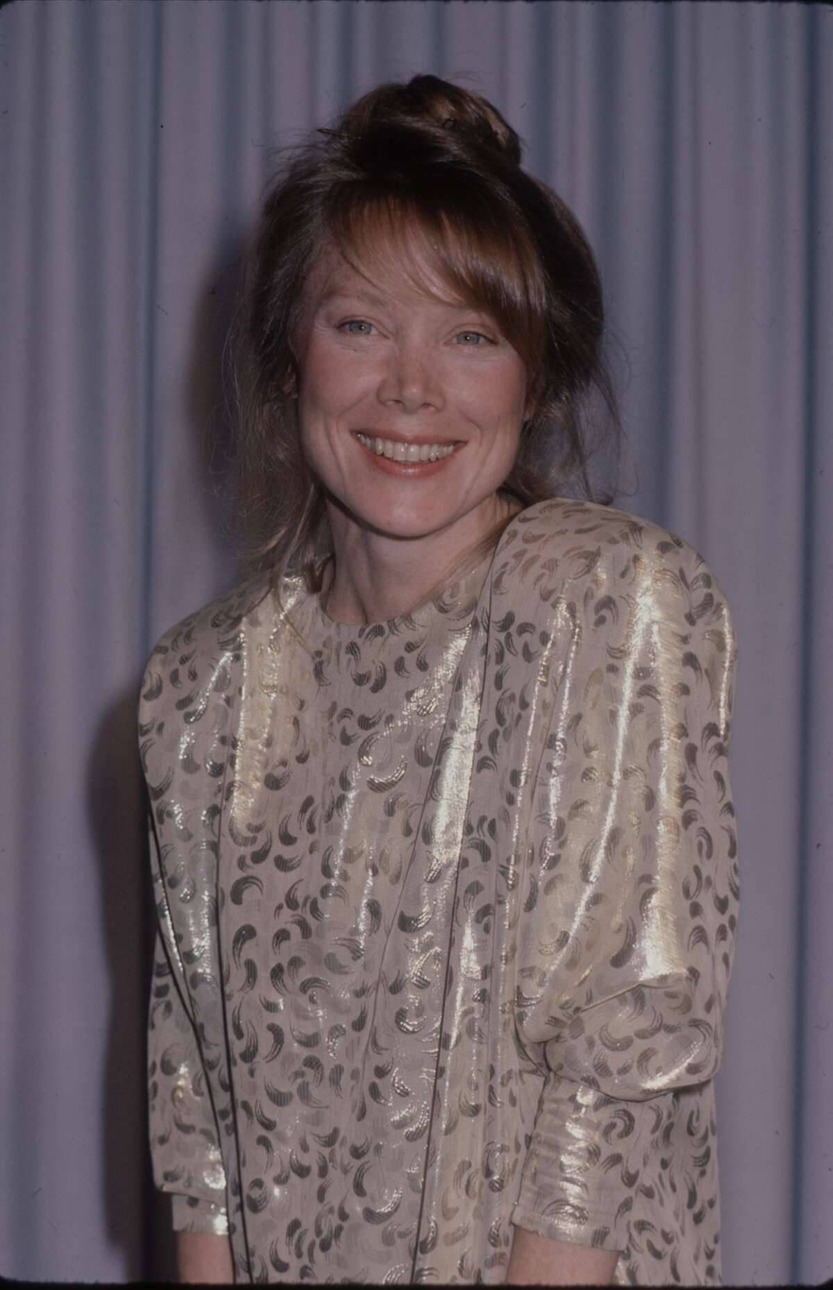 Sissy Spacek, Hollywood film actress, shimmering patterned blouse, HD Phone Wallpaper