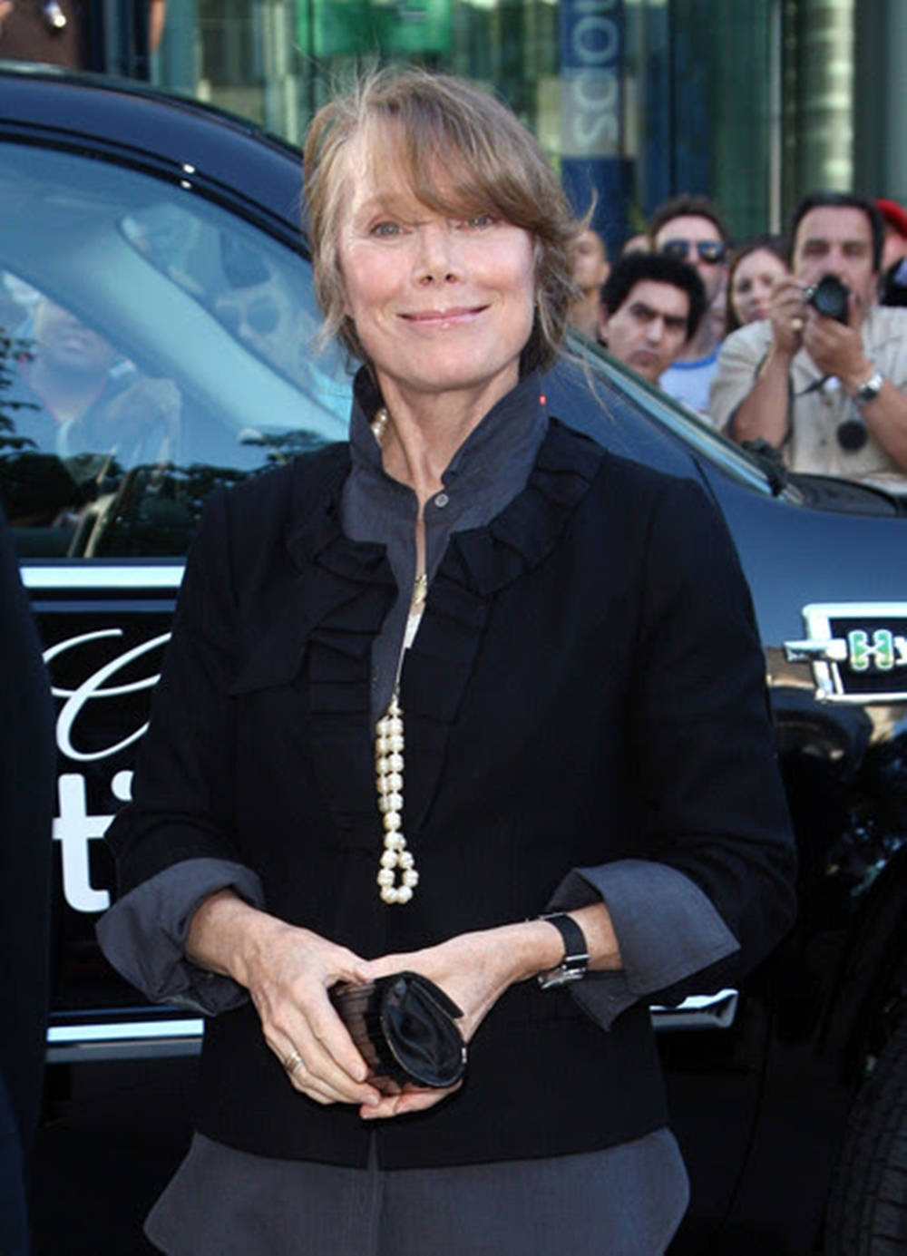 Sissy Spacek, black ruffled jacket, pearl necklace, HD Phone Wallpaper