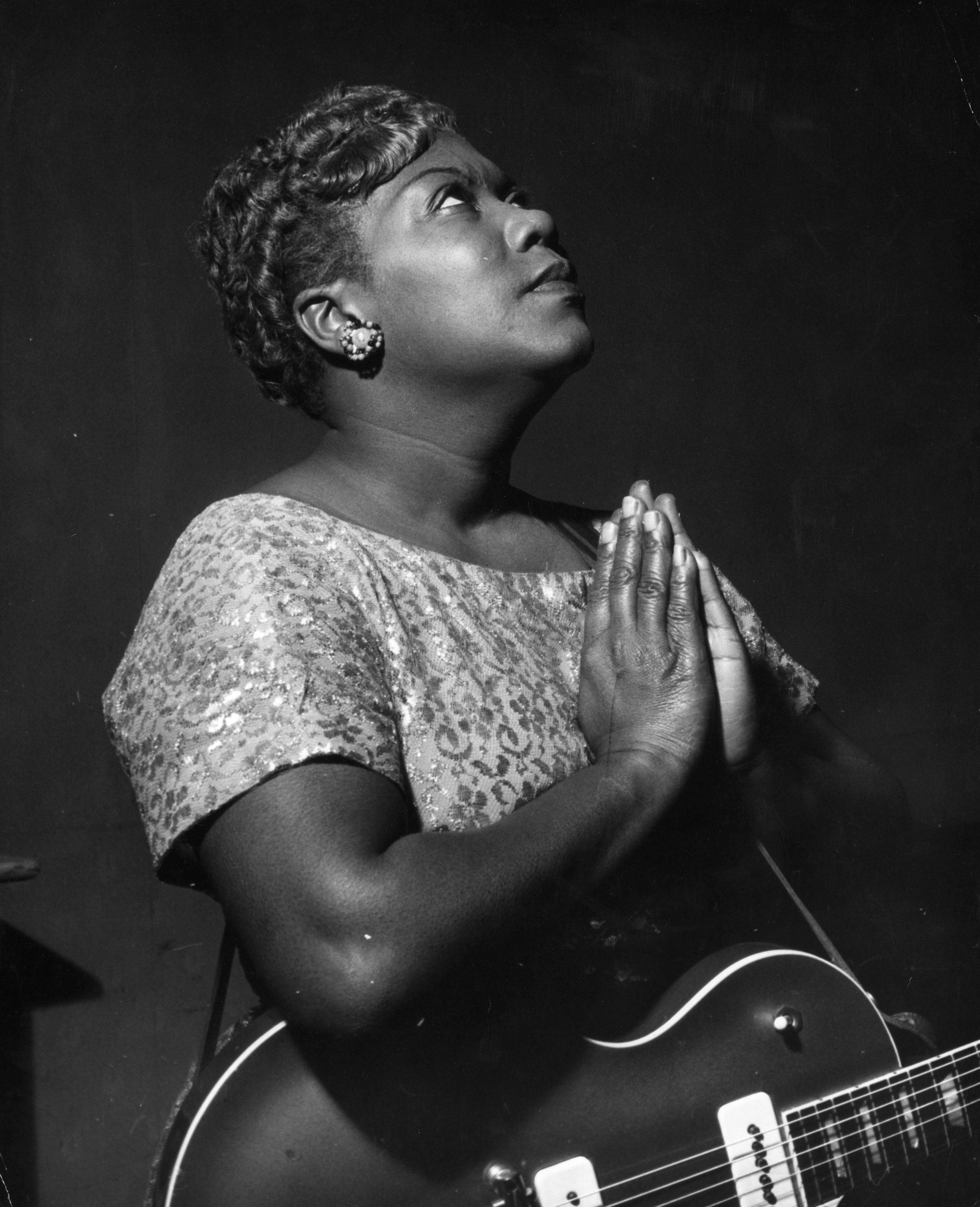 Sister Rosetta Tharpe, guitar, praying stance, 2K Phone Wallpaper