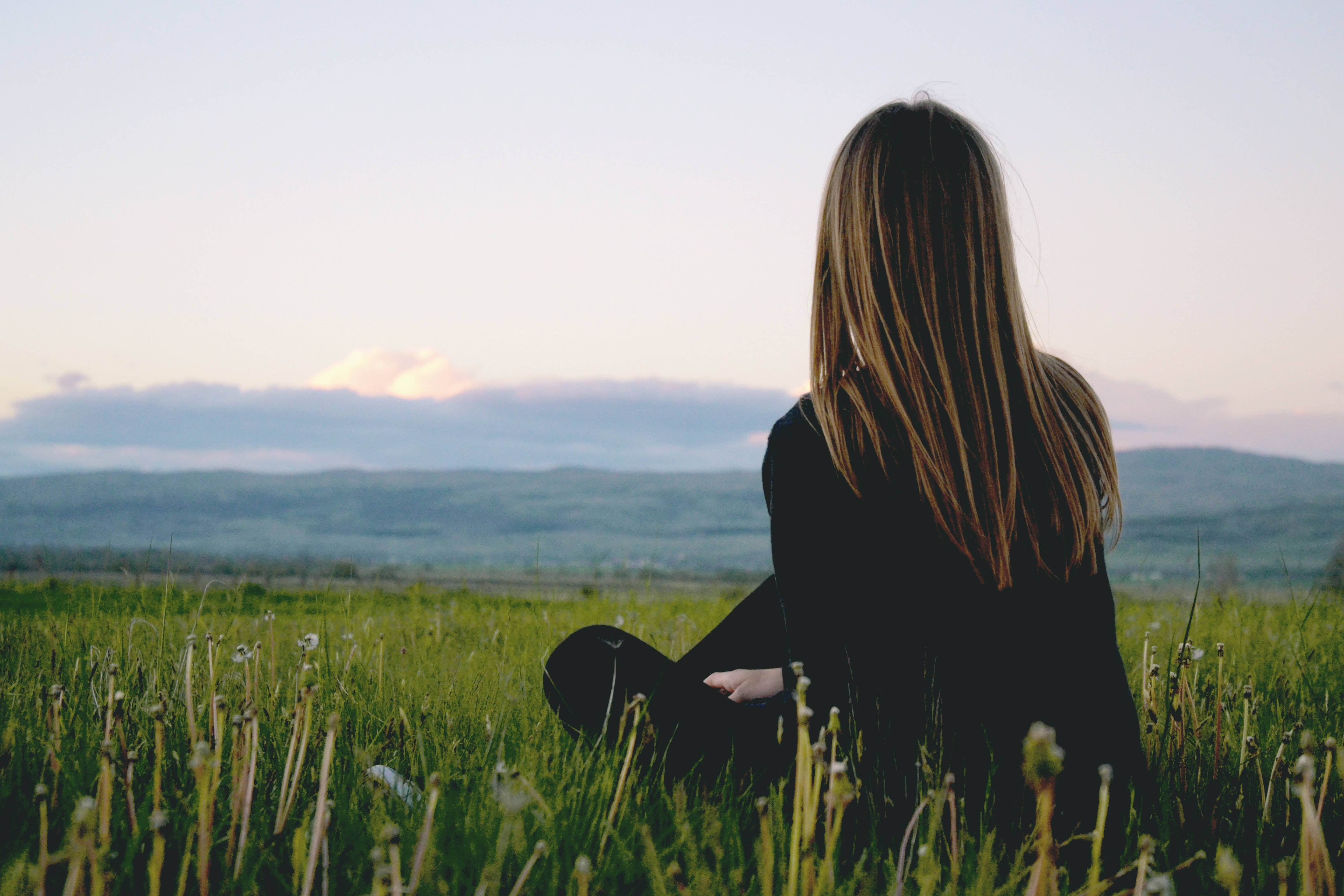 woman, grassy plain, sunset, 4K Desktop Wallpaper