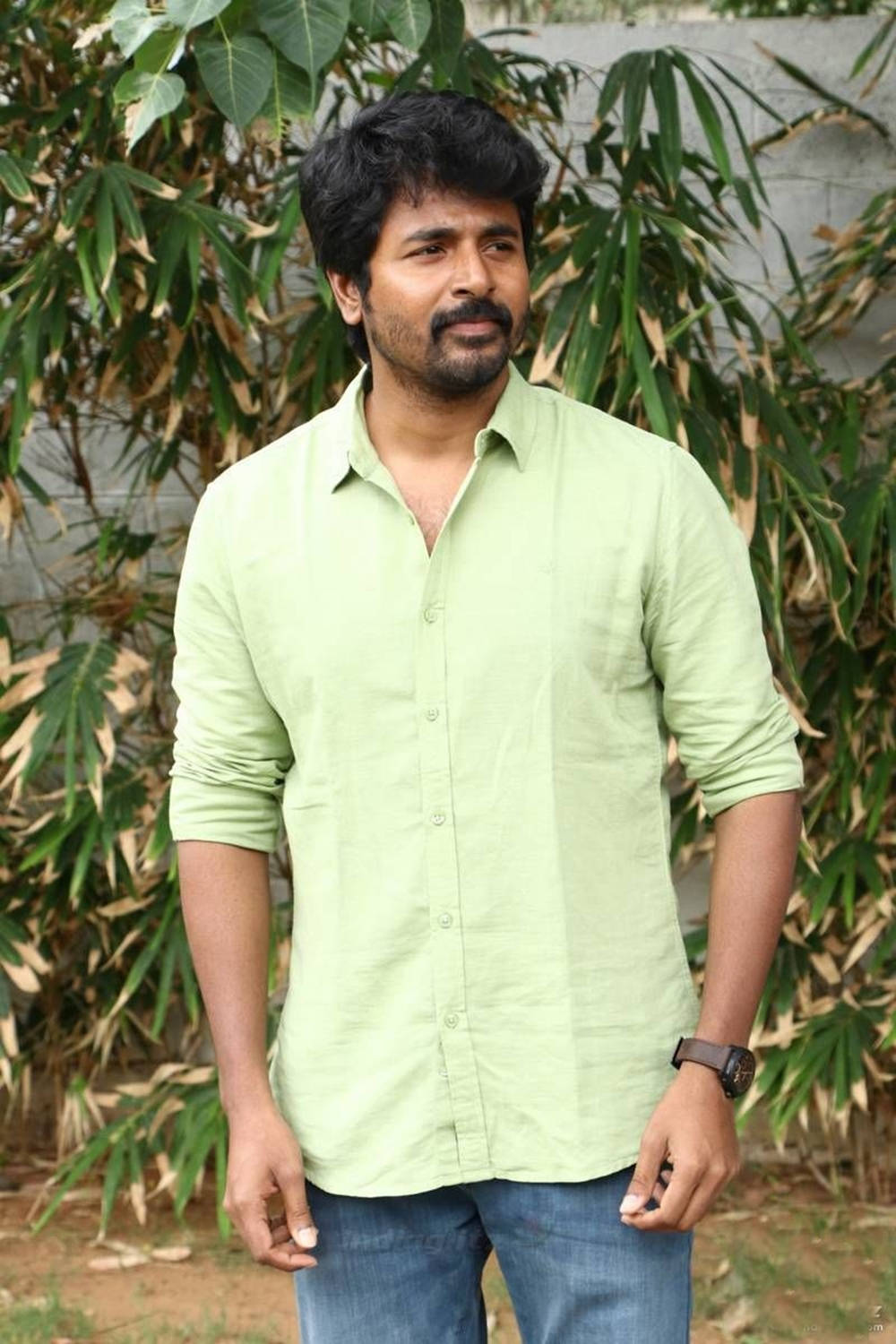 Sivakarthikeyan, light green shirt, outdoors, HD Phone Wallpaper