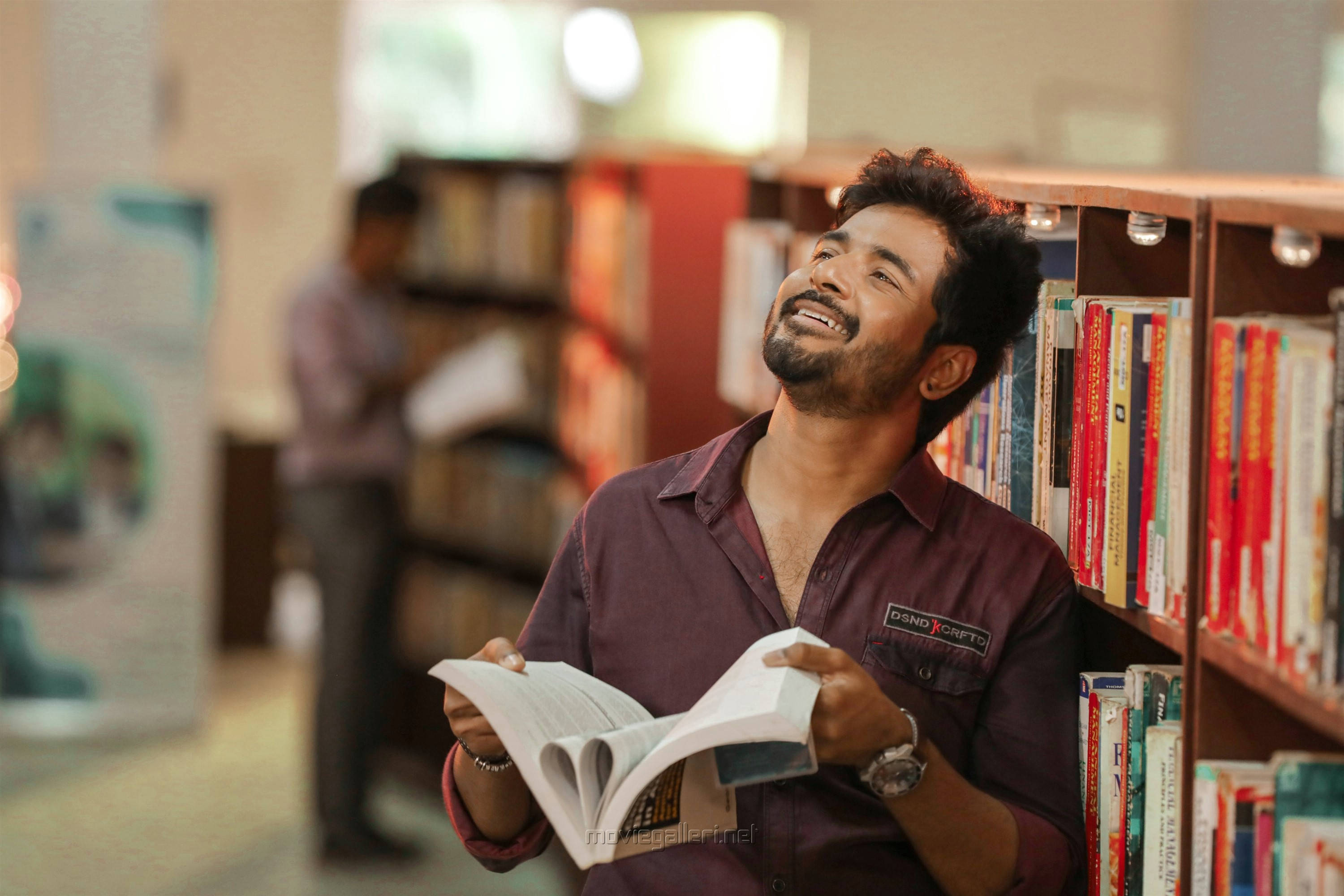 Sivakarthikeyan, bookshelf, library, 2K Desktop Wallpaper