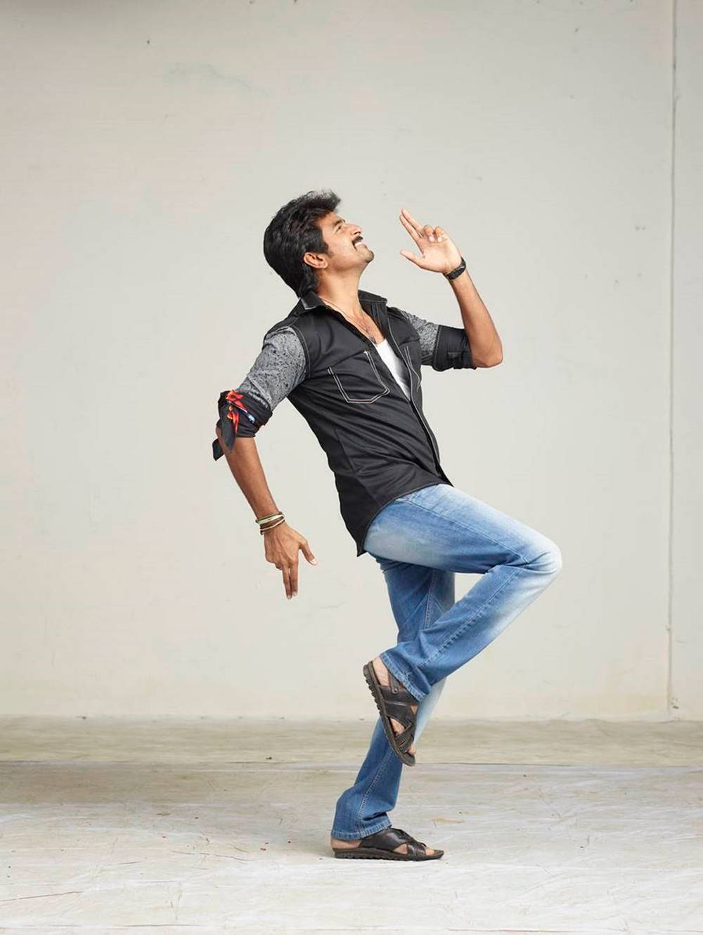 Sivakarthikeyan, running pose, casual clothes, HD Phone Wallpaper