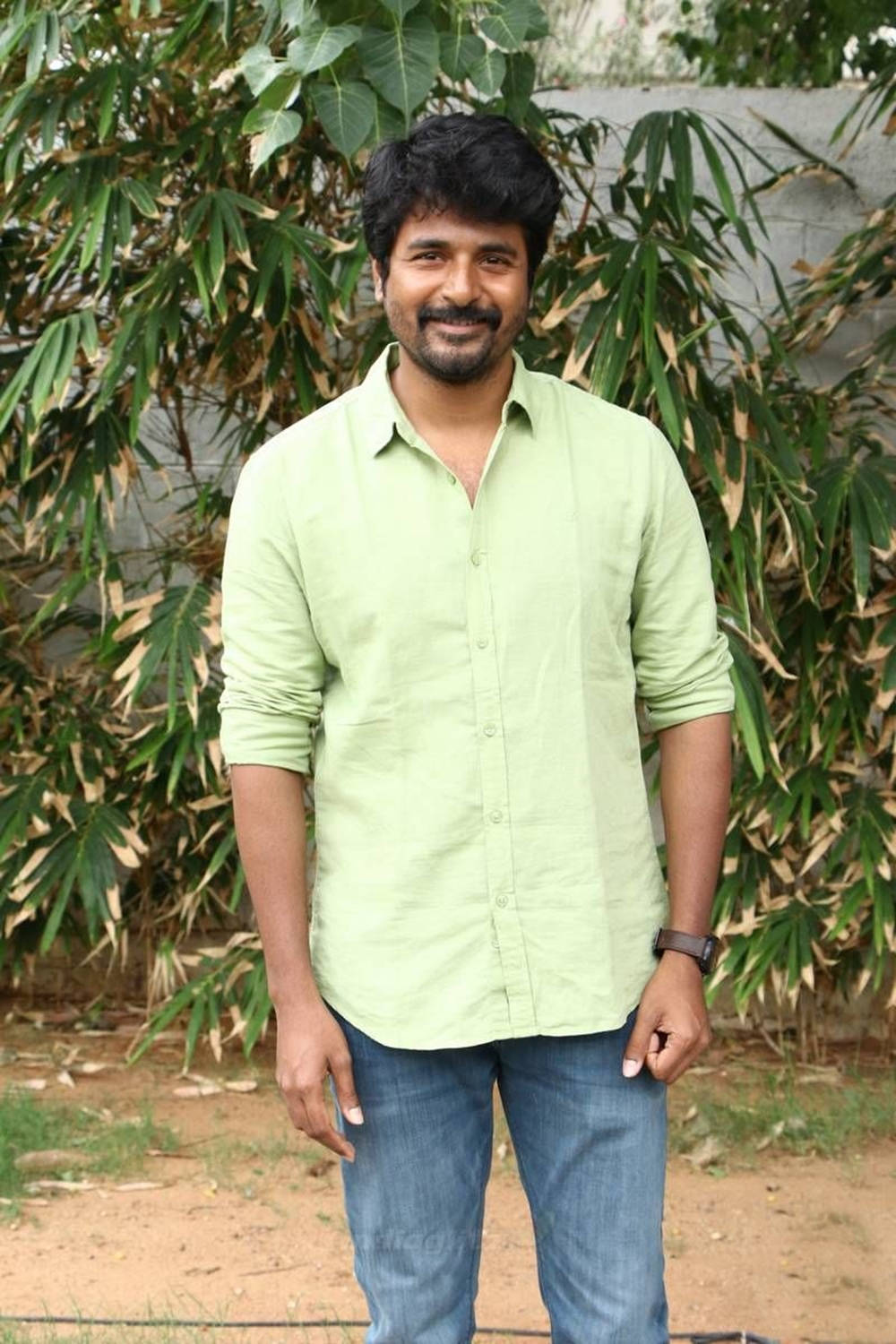 Sivakarthikeyan, light green shirt, jeans, HD Phone Wallpaper