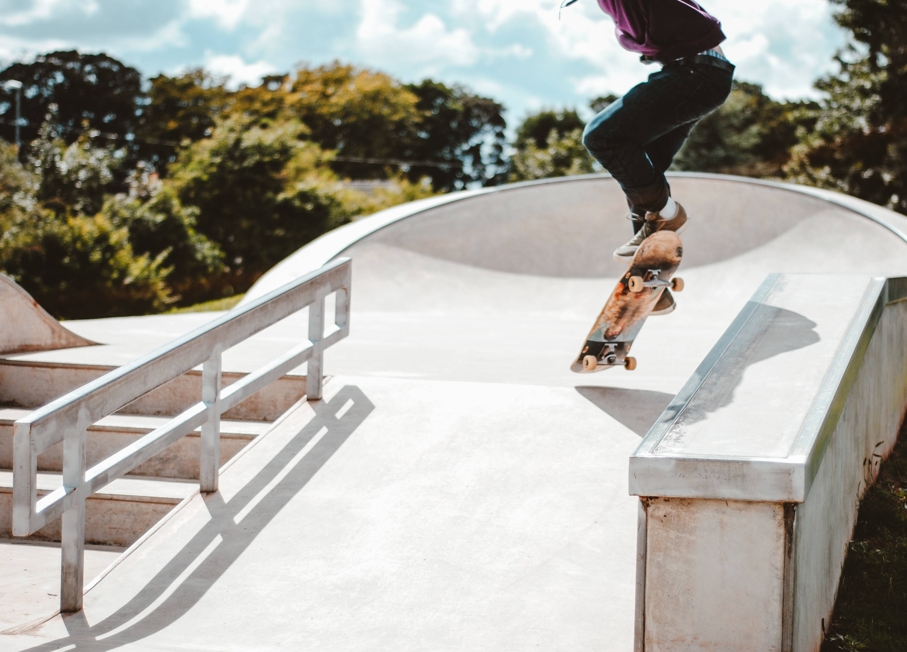 skateboard, concrete ramp, sunny skatepark, 2K Desktop Wallpaper