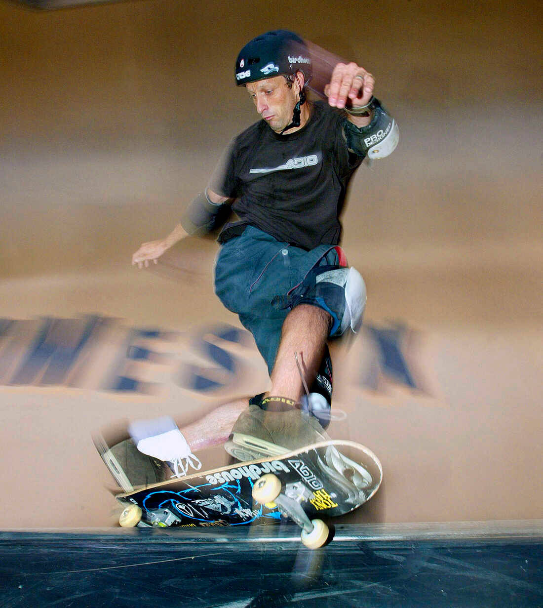 360 spin, skateboarder, ramp, SD Phone Wallpaper