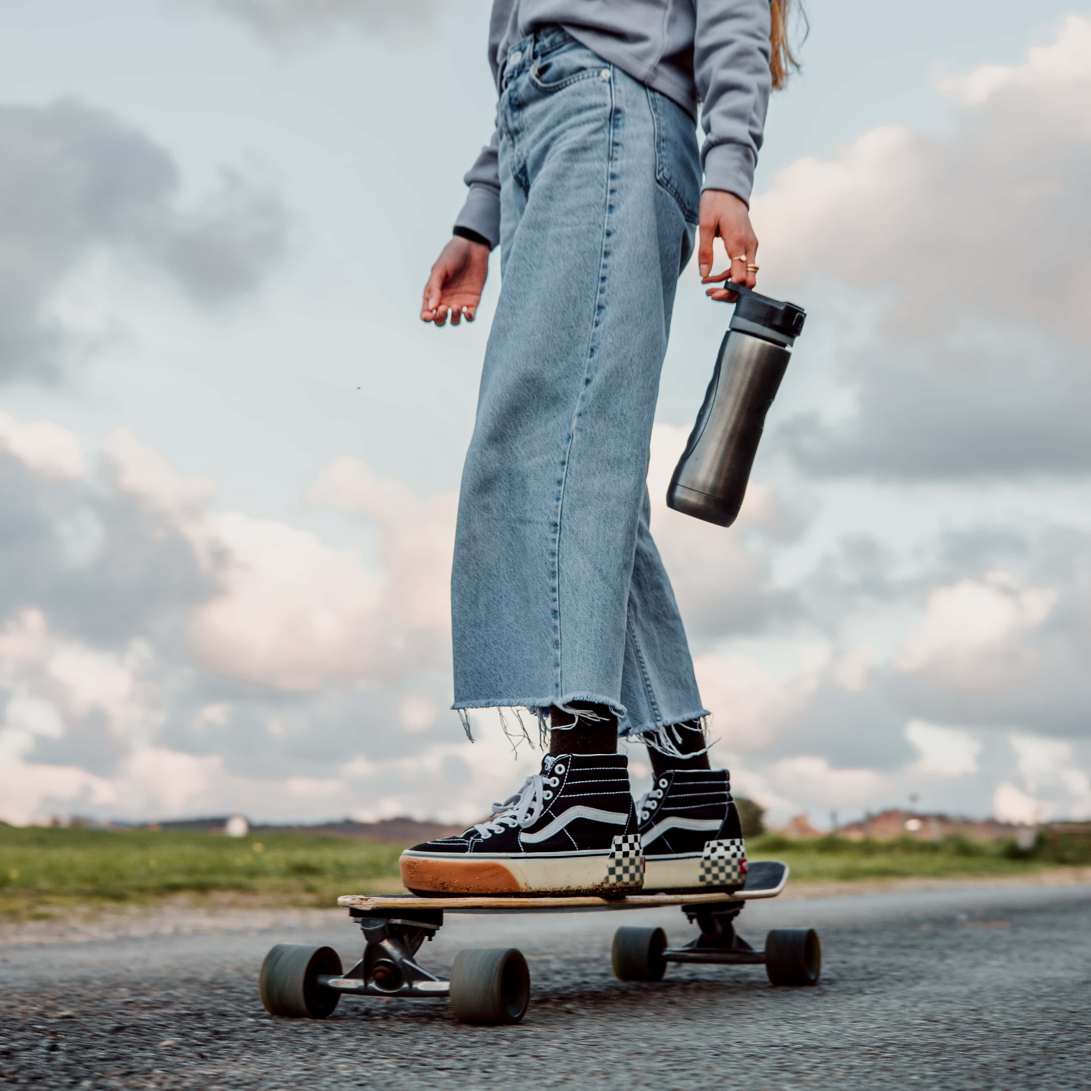 skater girl aesthetic, longboard, ripped jeans, 2K Desktop Wallpaper