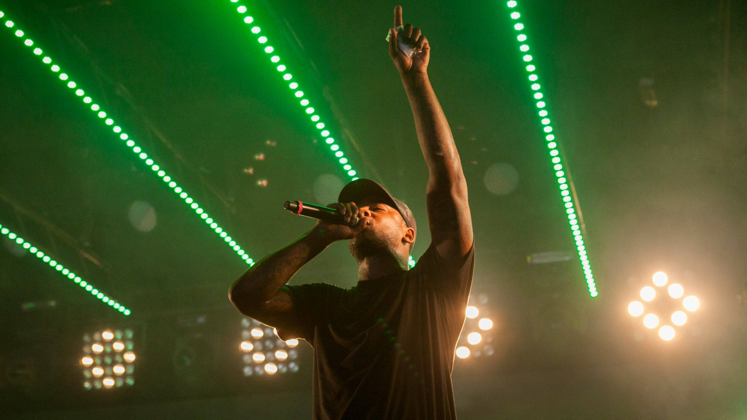 Skepta, live performance, vibrant green laser lights, 2K Desktop Wallpaper
