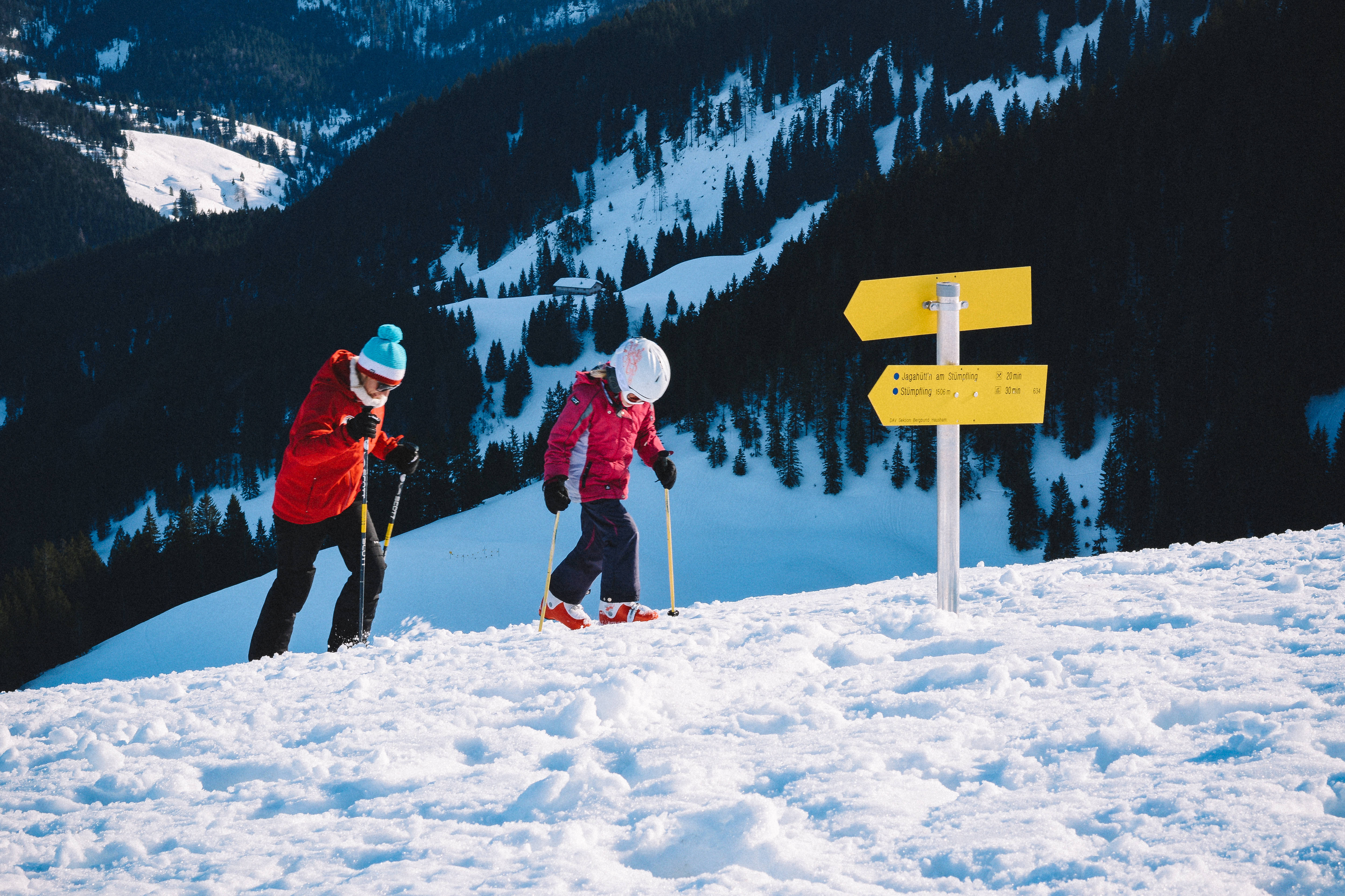 Skiing Mountain Sign, yellow trail sign, bright ski gear, 5K Desktop Wallpaper