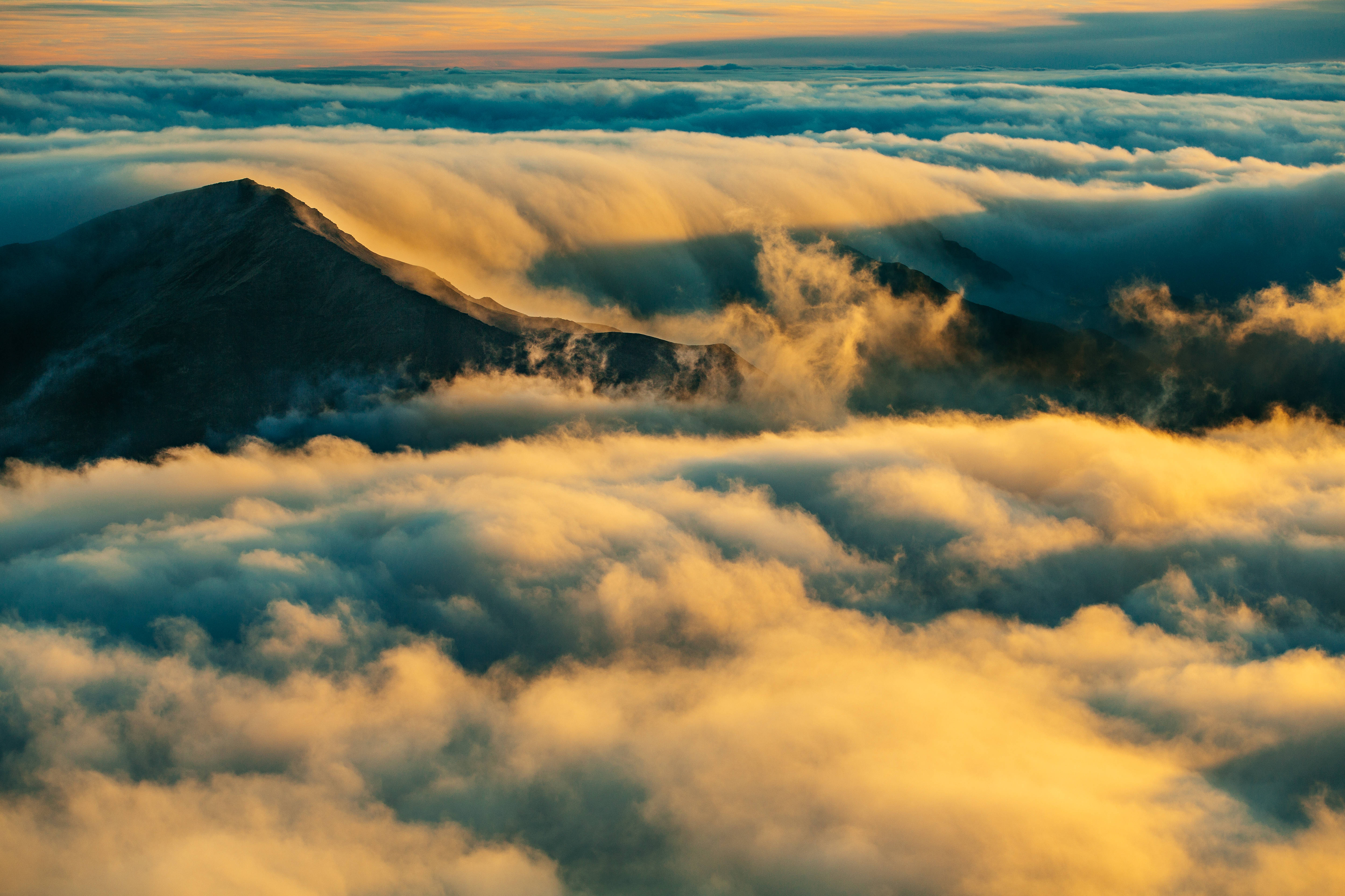 mountain peak, sea of clouds, golden sunrise light, 5K Desktop Wallpaper