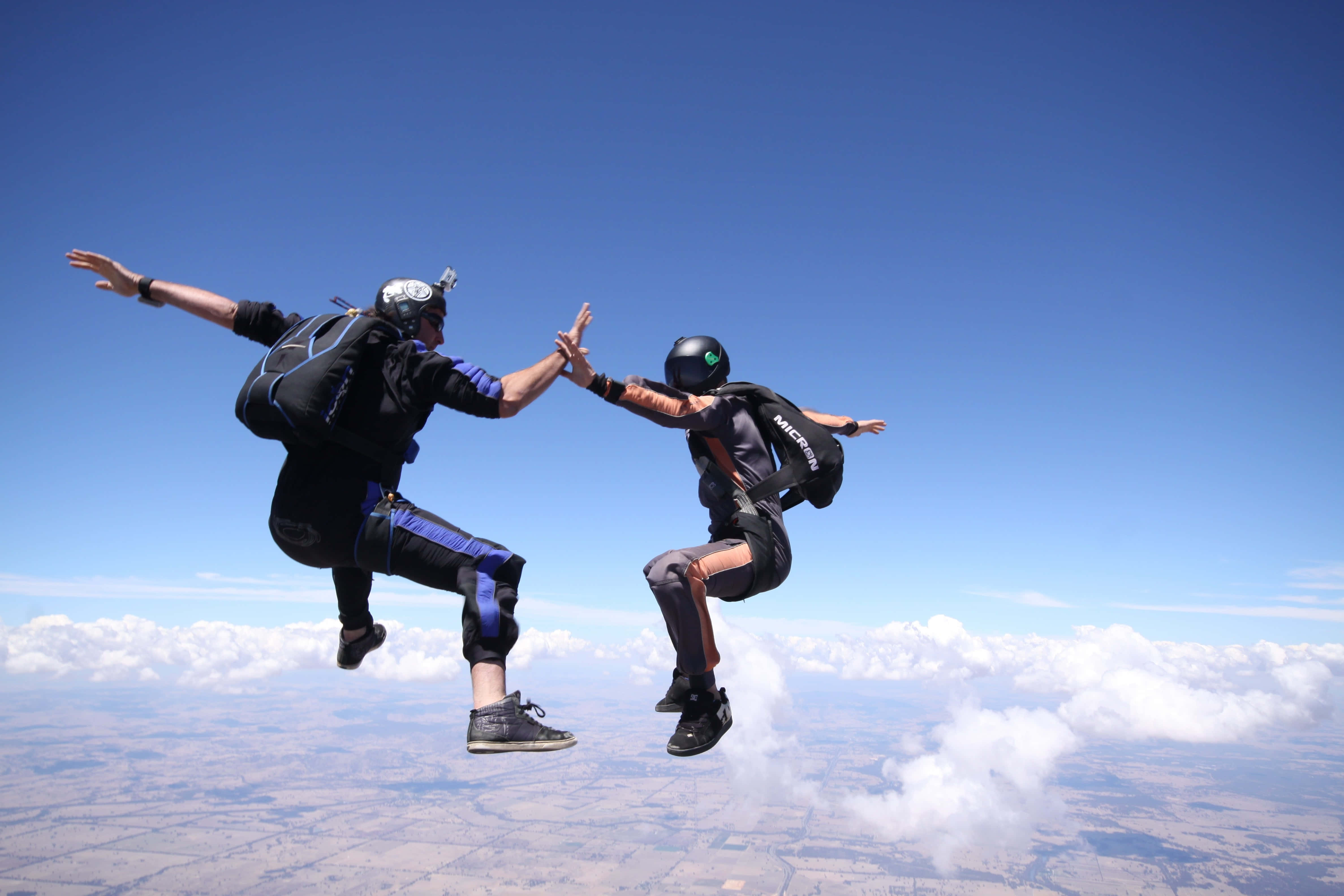 skydiving, high-five, full gear, 4K Desktop Wallpaper