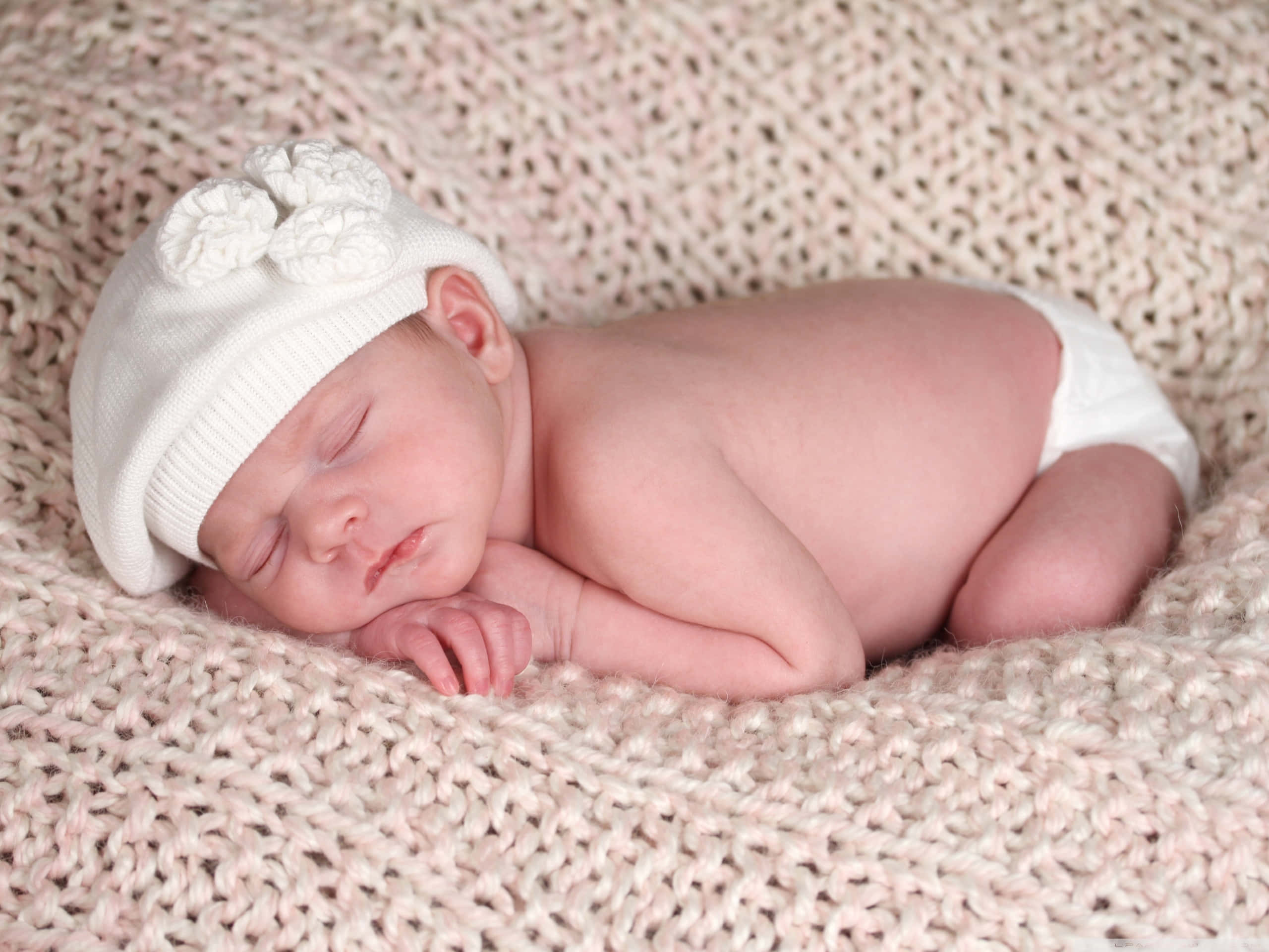 newborn baby, white floral hat, cream-colored knitted blanket, 2K Desktop Wallpaper