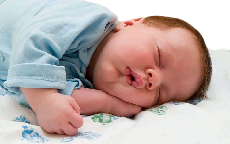 newborn baby, soft blue onesie, patterned blanket, SD Desktop Wallpaper
