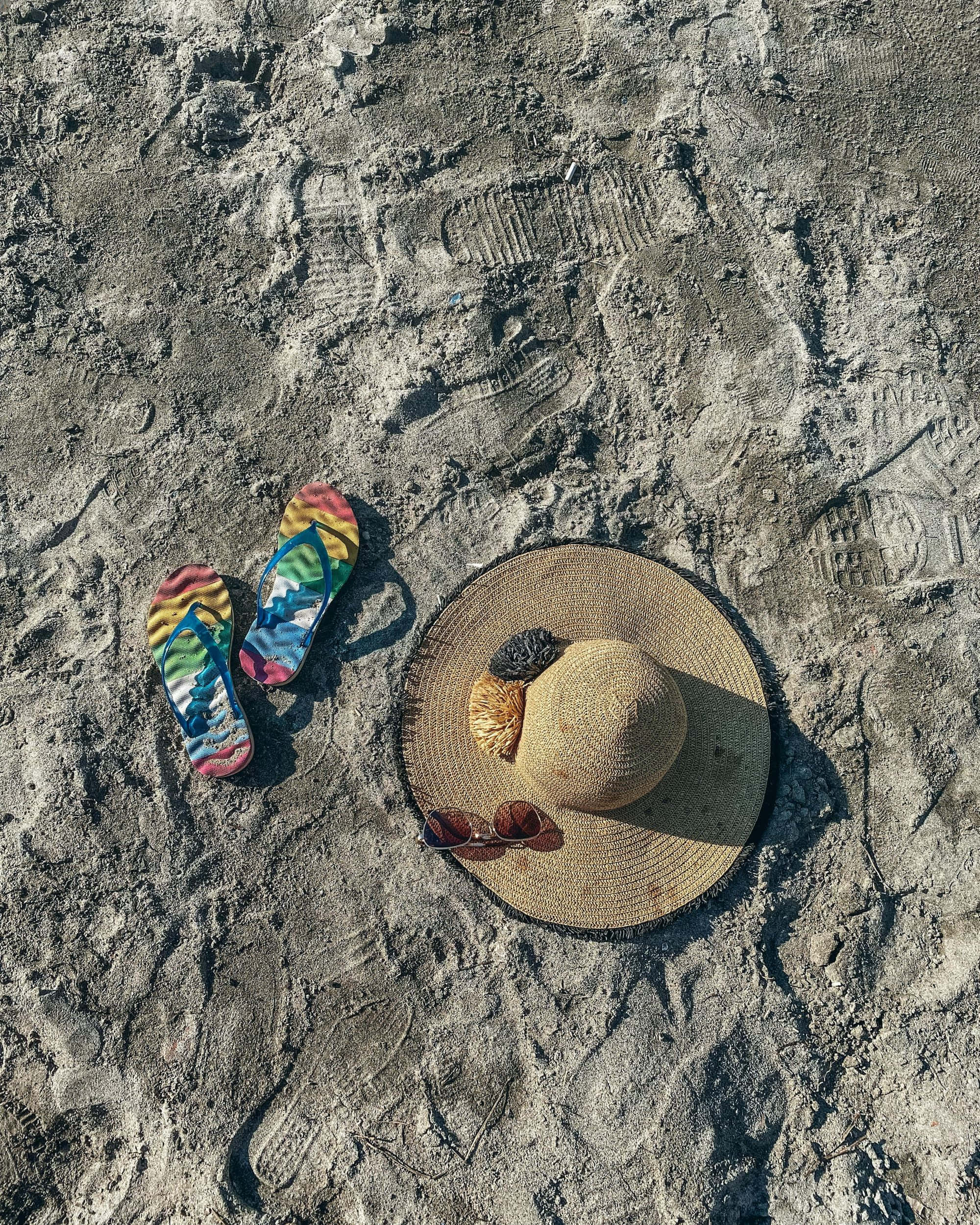 beach slippers, sun hat, straw hat, Full HD Phone Wallpaper
