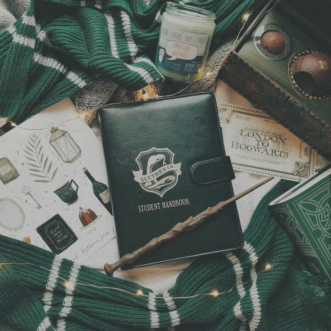 Slytherin, green striped scarf, student handbook, SD Desktop Wallpaper