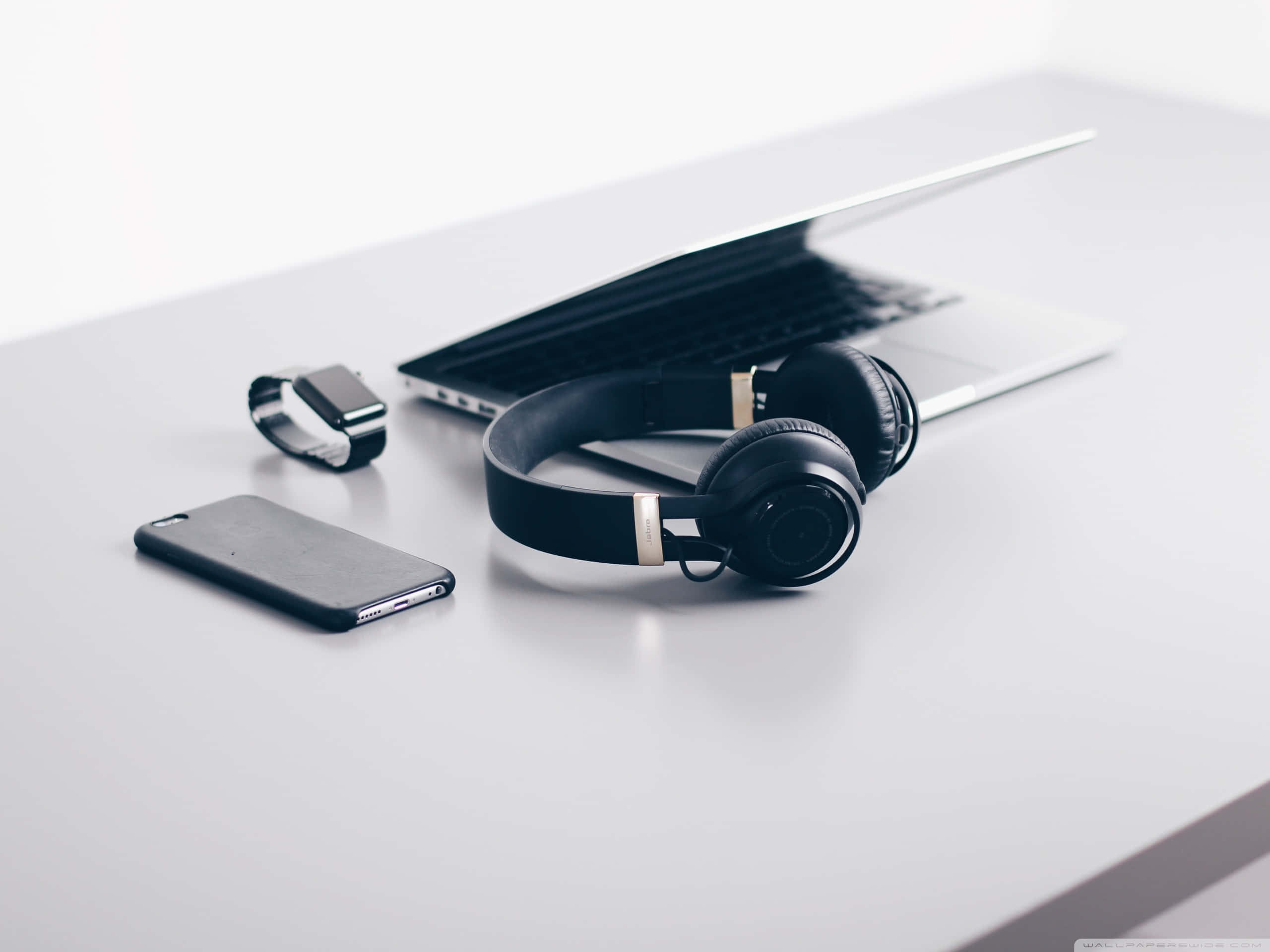 smartwatch, black headphones, smartphone, 2K Desktop Wallpaper