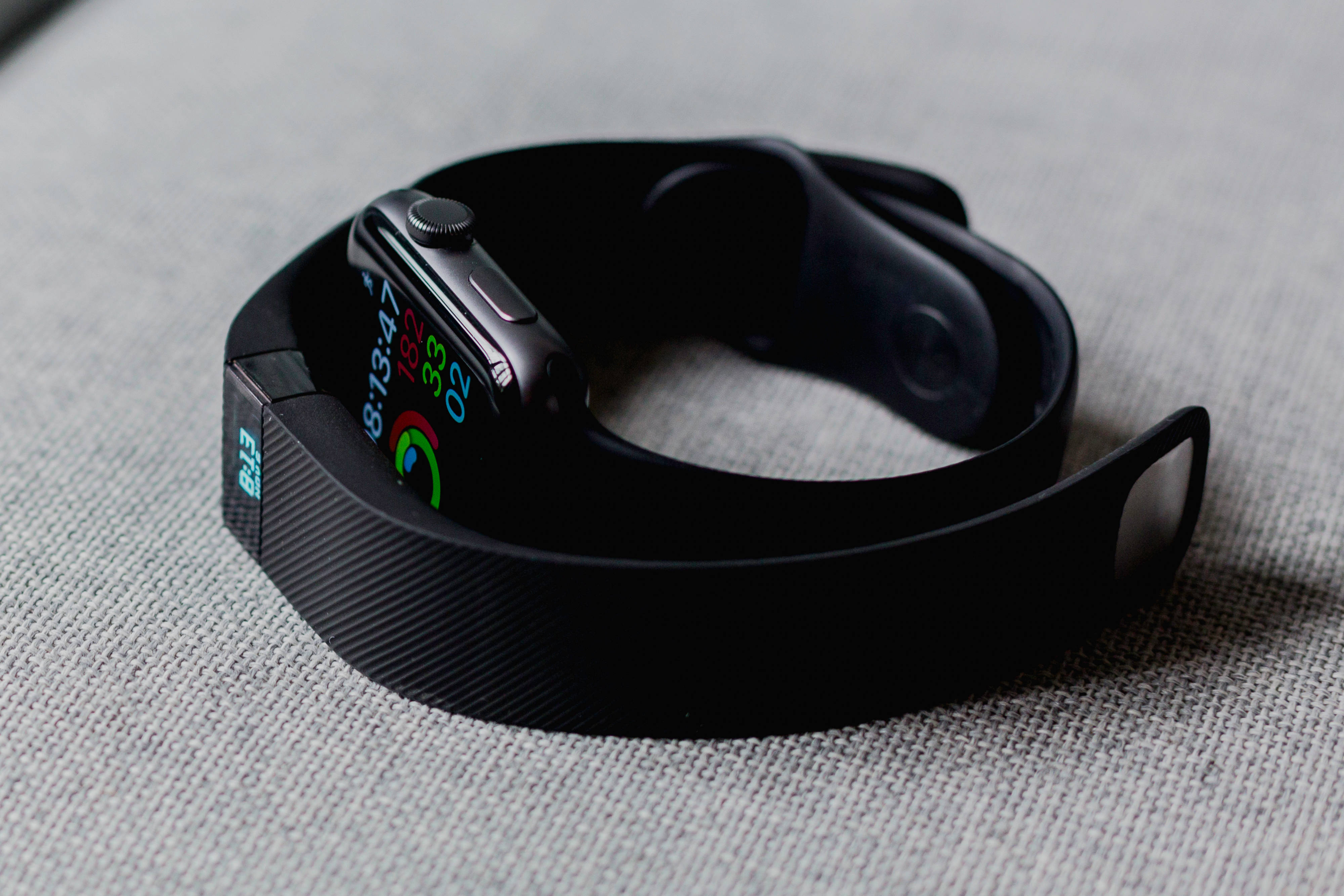 black smartwatch, textured band, gray fabric surface, 4K Desktop Wallpaper