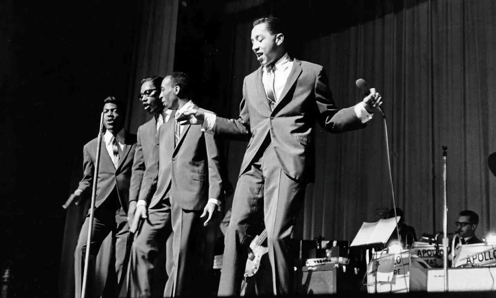 Smokey Robinson And The Miracles, stage, microphones, HD Desktop Wallpaper