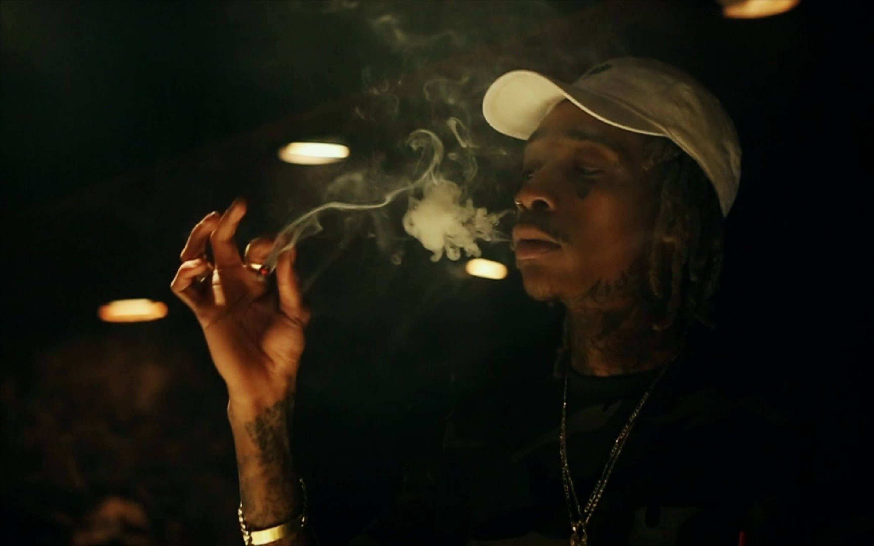 junkie, smoking weed, tattooed man, 2K Desktop Wallpaper