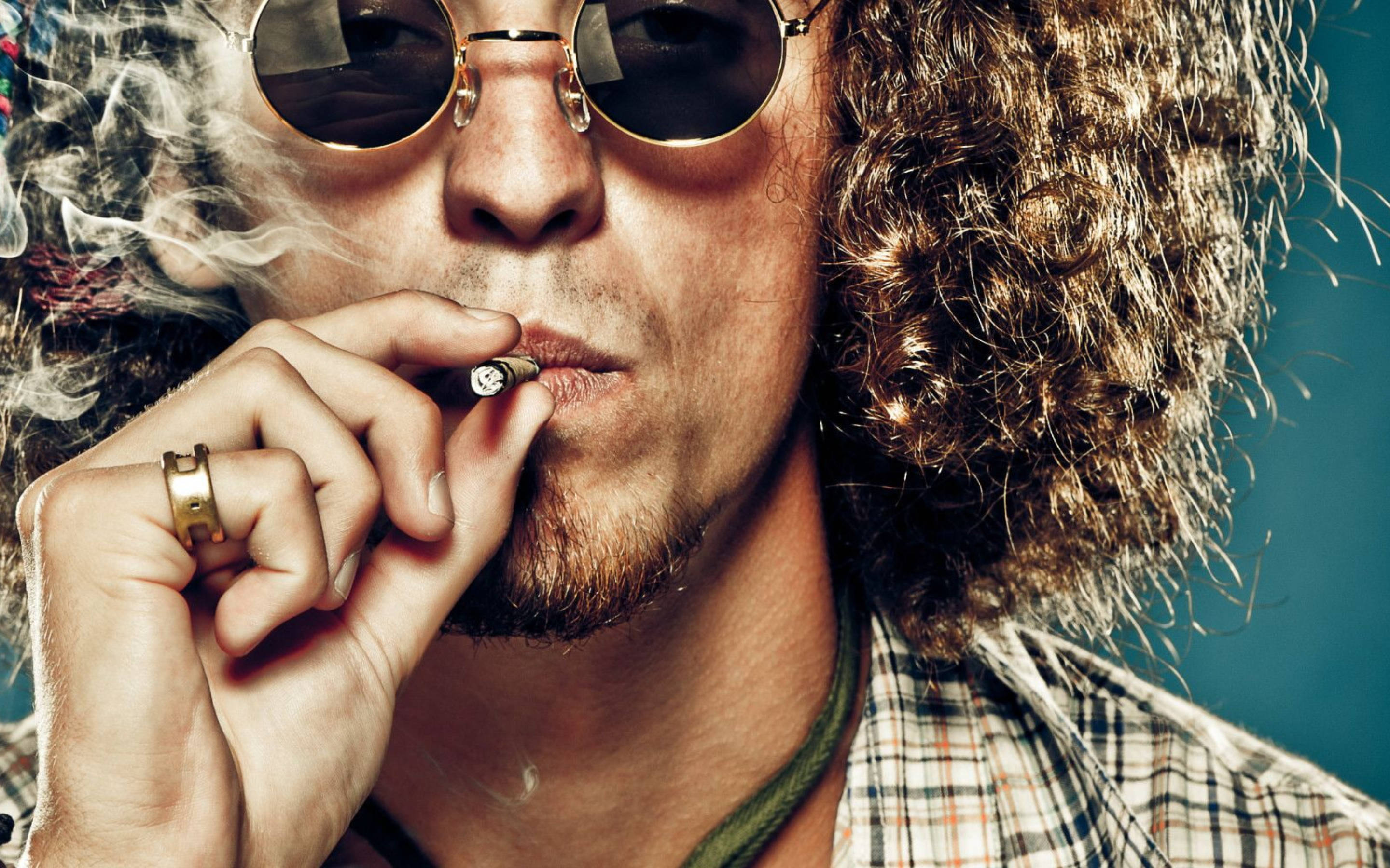 man, curly hair, round sunglasses, 2K Desktop Wallpaper